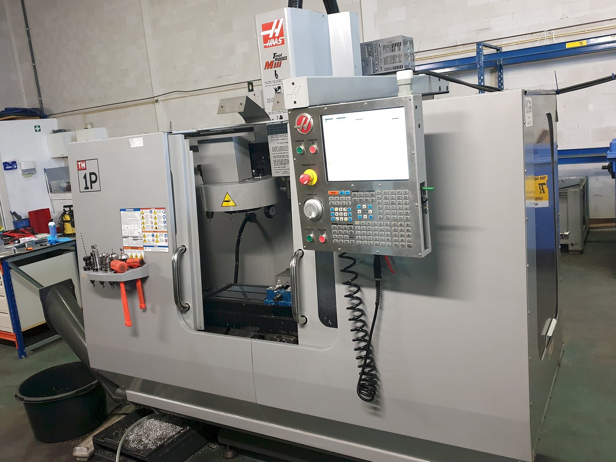 Vista frontal de la máquina HAAS TM-1P