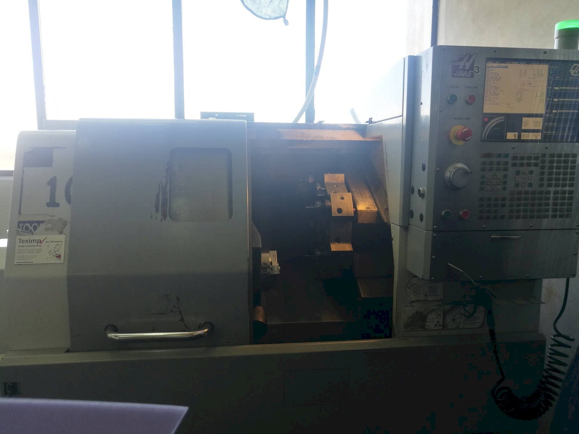 Vista frontal de la máquina HAAS SL-10HE