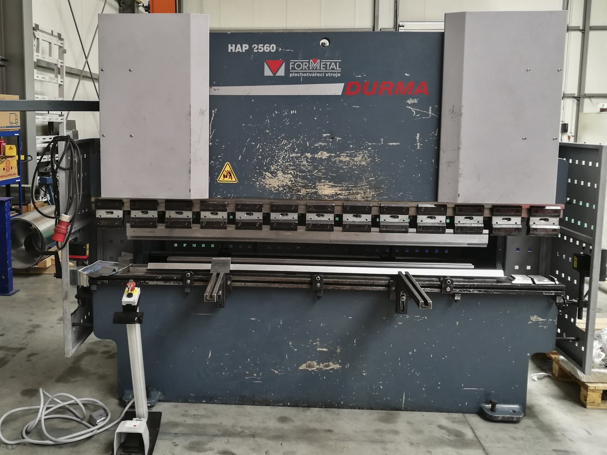 Vista frontal de la máquina Durma HAP 2560