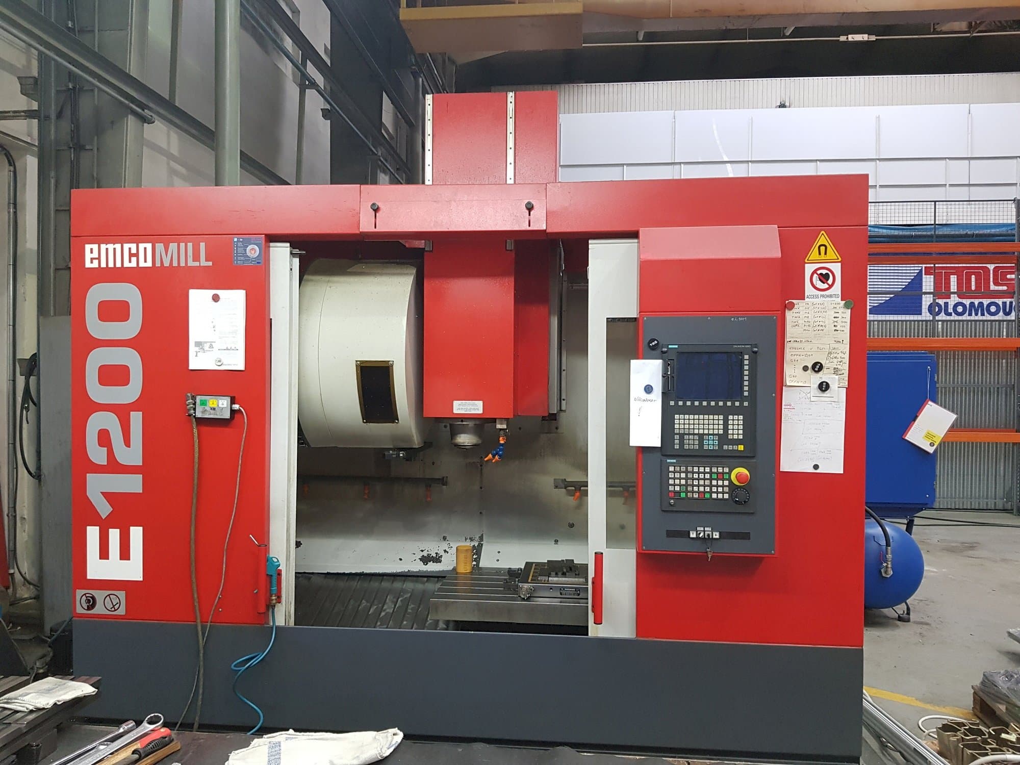Vista frontal de la máquina EMCO Emcomill E 1200