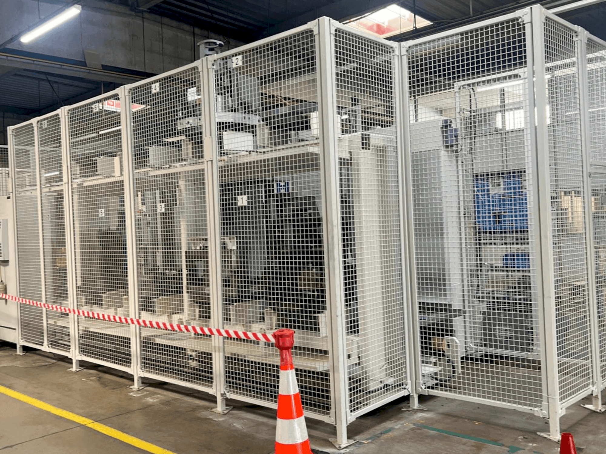 Vista frontal de la máquina HELLER MCH 250