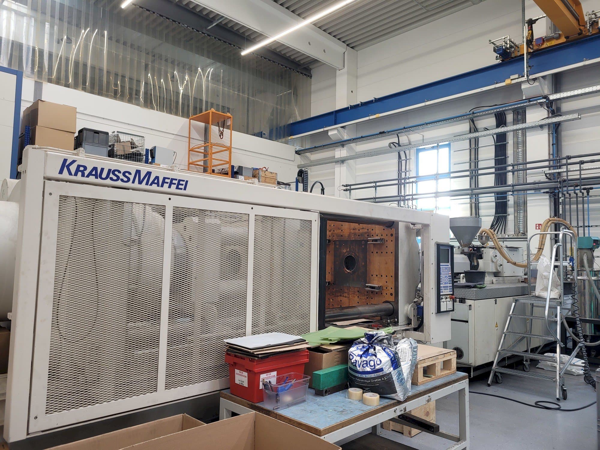 Vista frontal de la máquina Krauss Maffei 650-4350BM-MC4