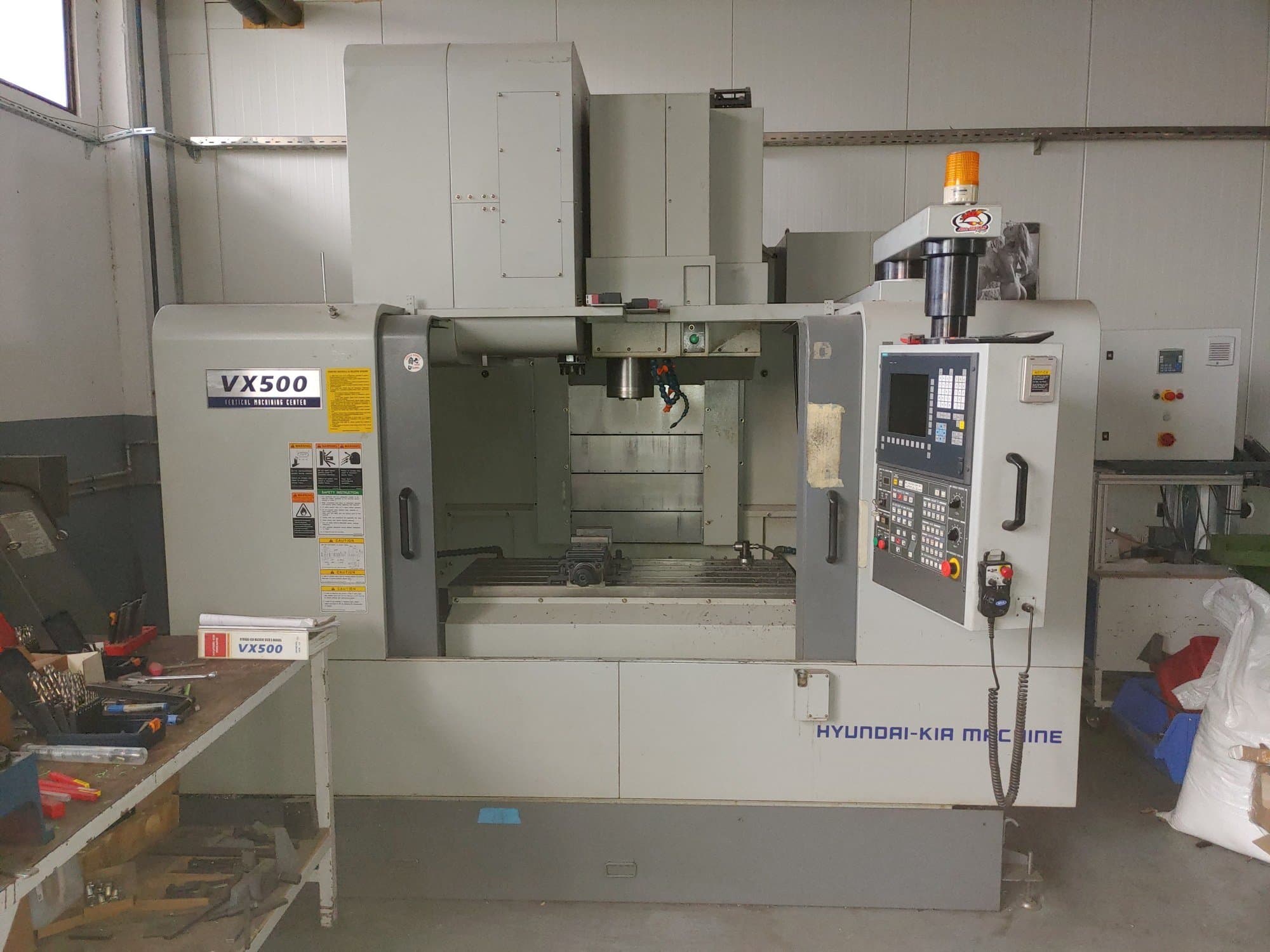 Vista frontal de la máquina Hyundai Kia VX 500