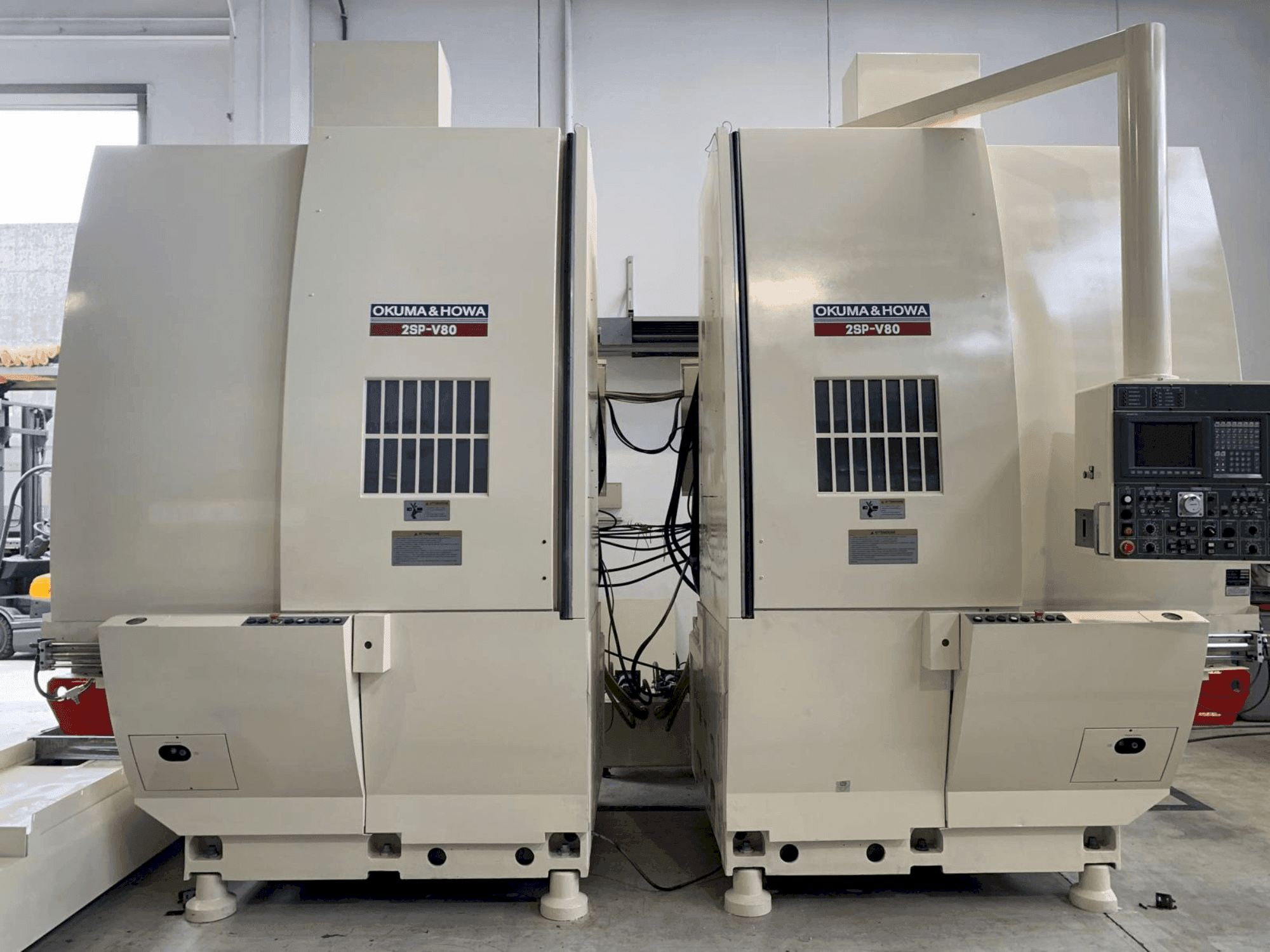 Vista frontal de la máquina Okuma 2SP-V80