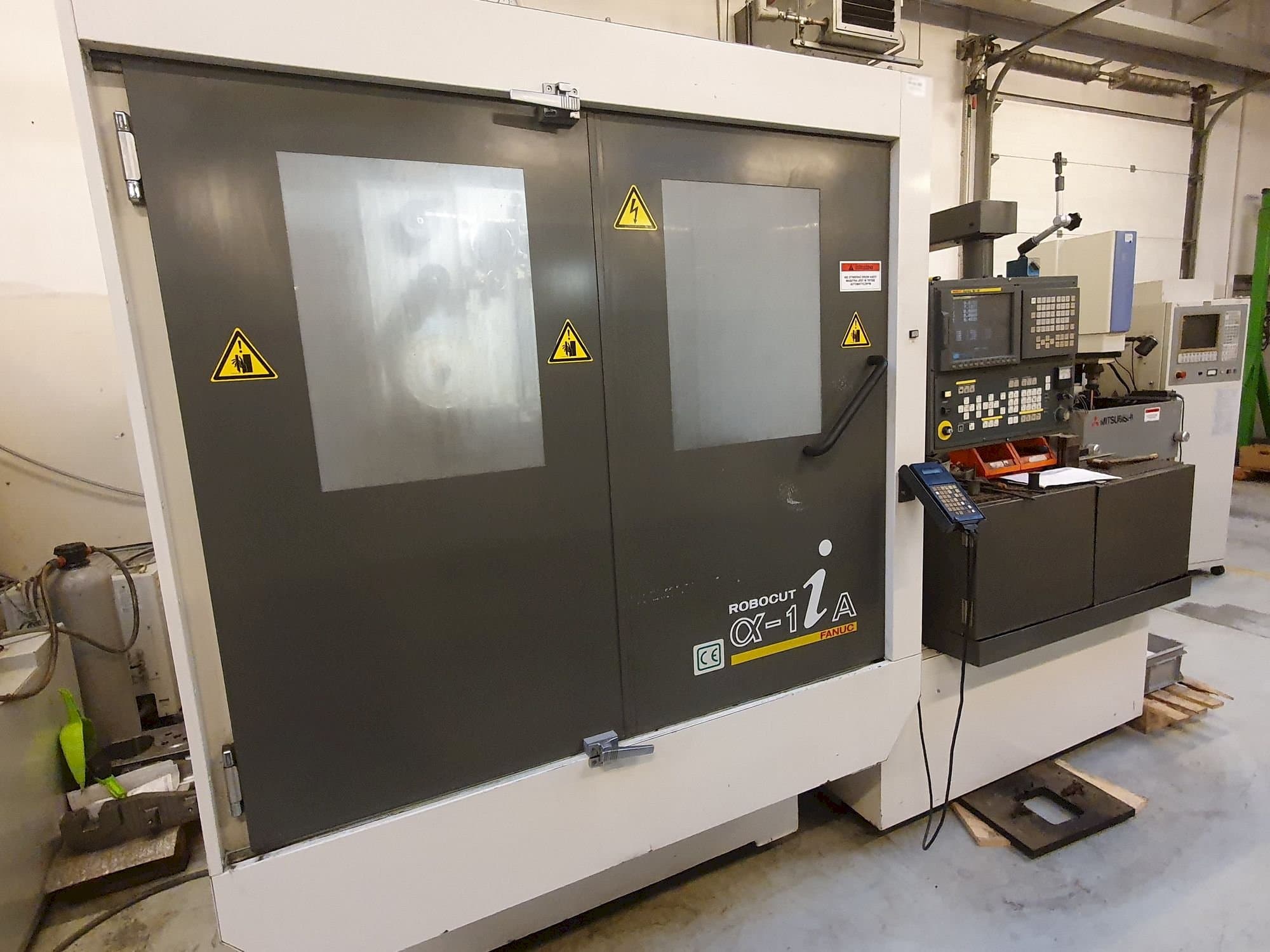 Vista frontal de la máquina FANUC Robocut Alpha-1iA