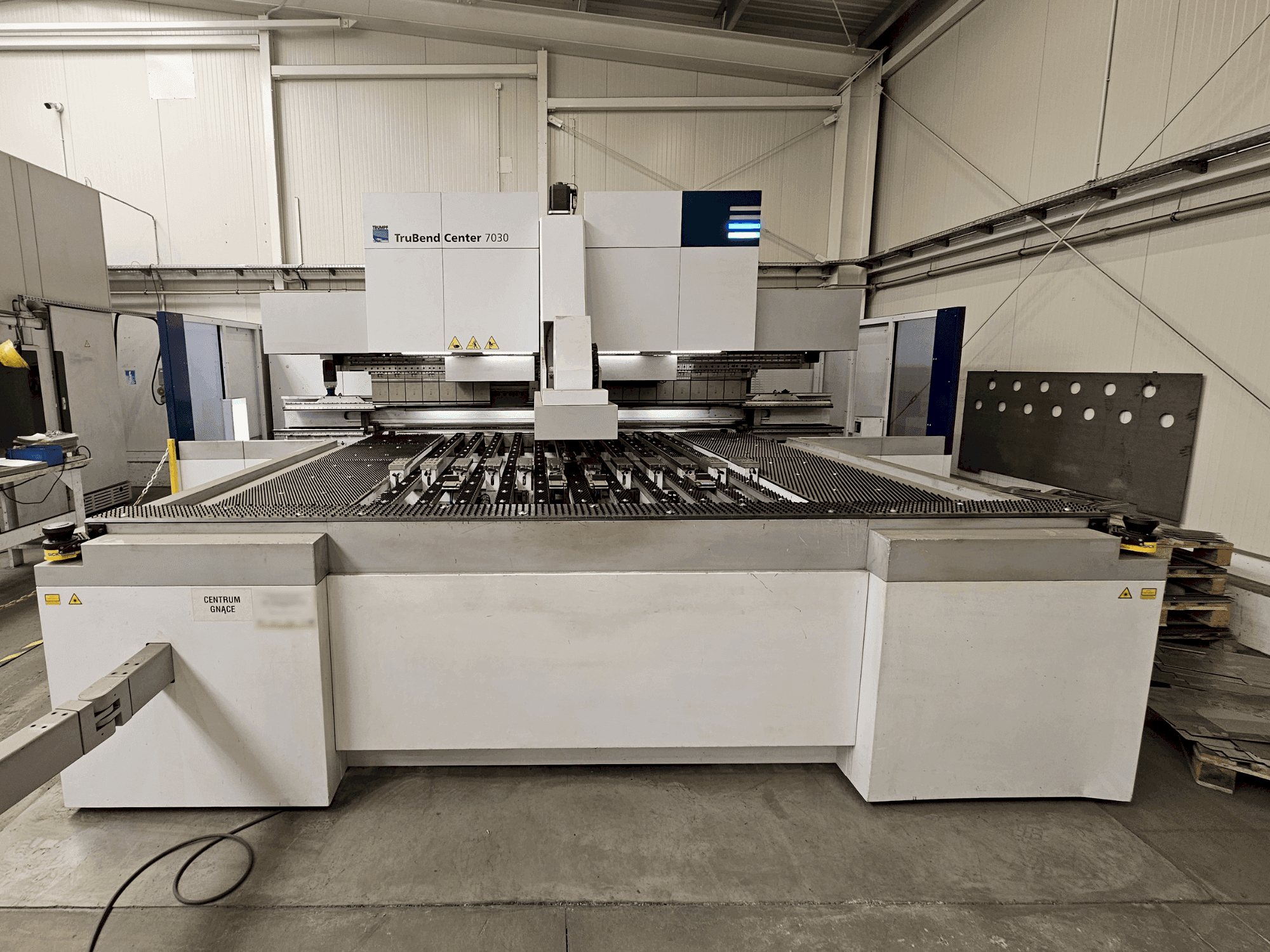 Vista frontal de la máquina TRUMPF TruBend Center 7030