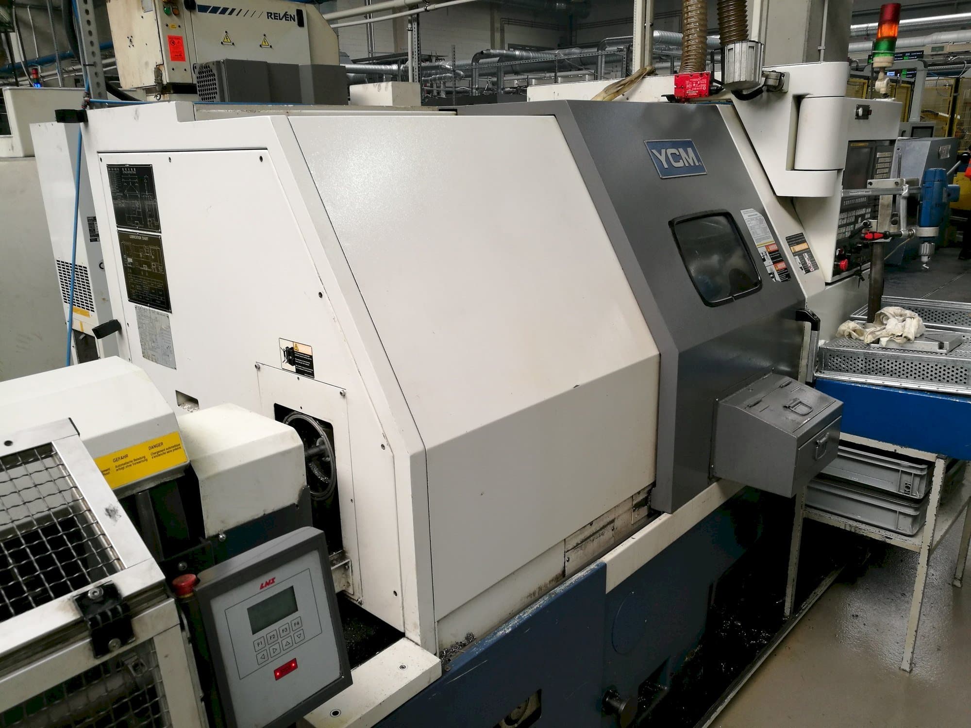 Vista frontal de la máquina YCM GT-250A