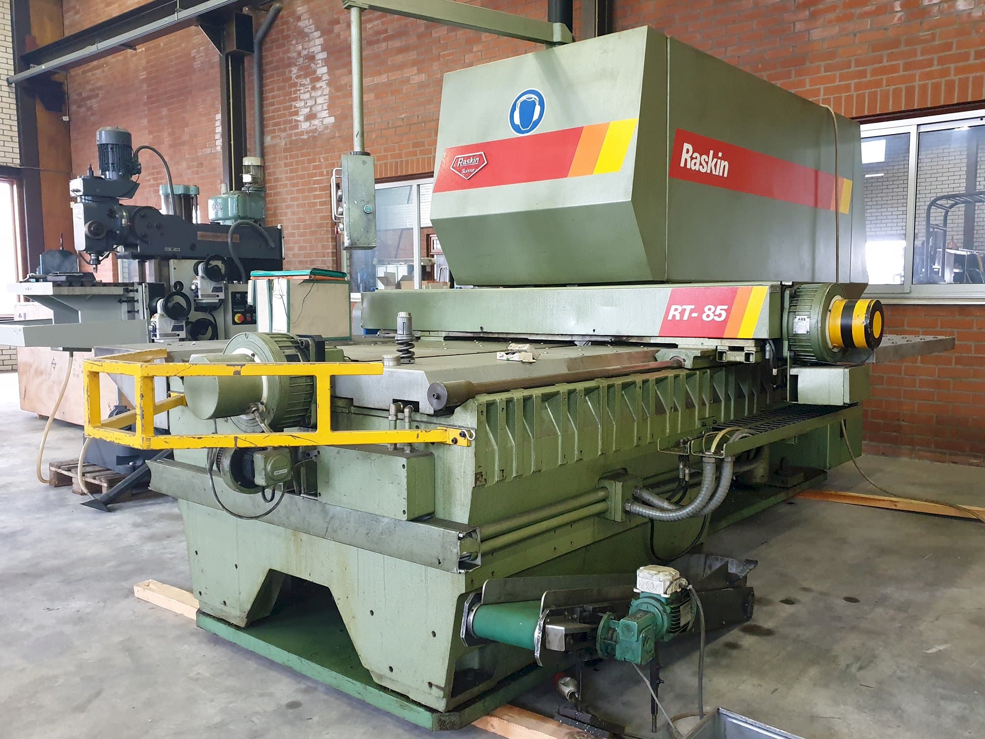 Vista derecha de la máquina Raskin RT-85