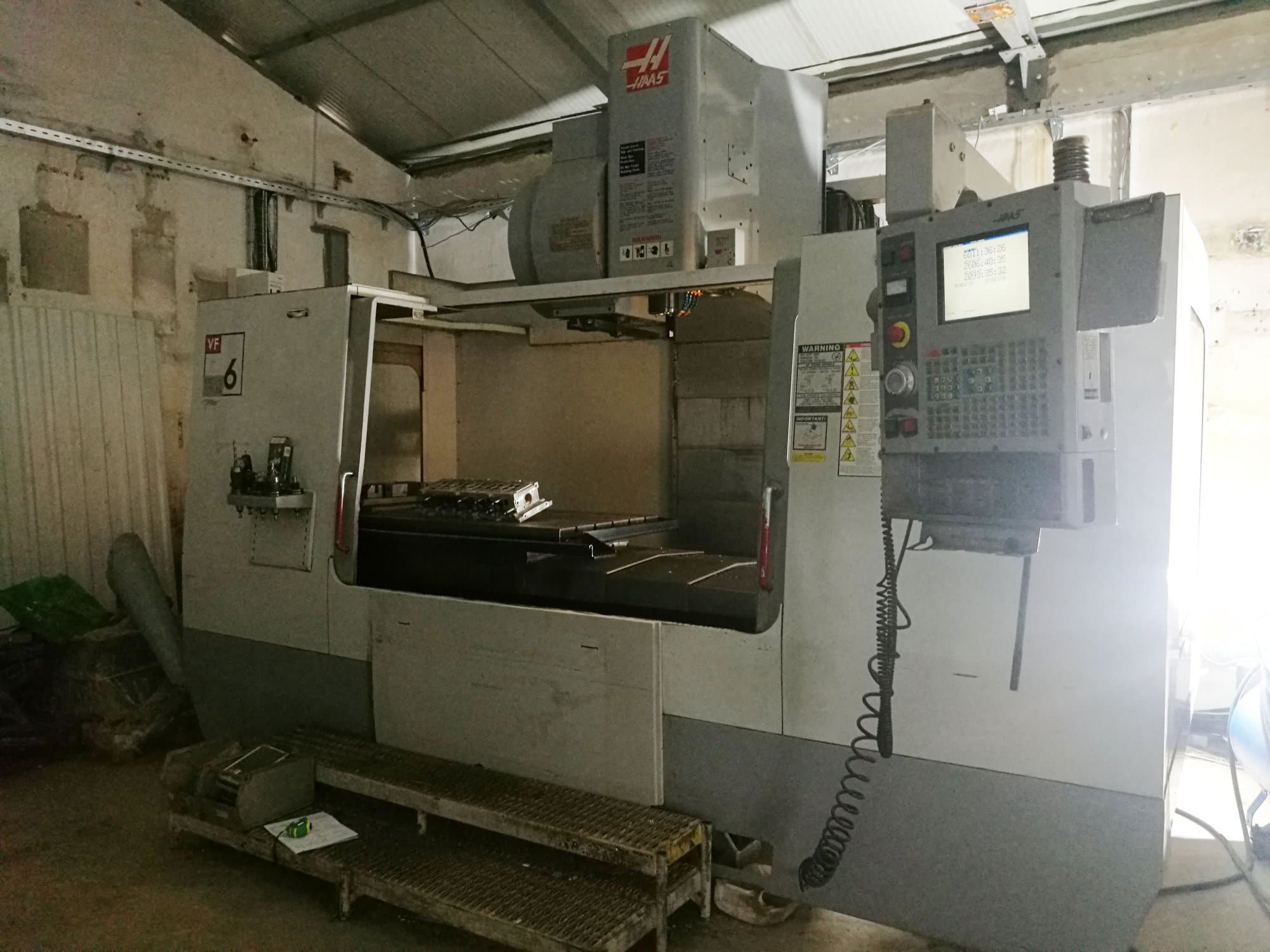 Vista frontal de la máquina HAAS VF-6B/40HE