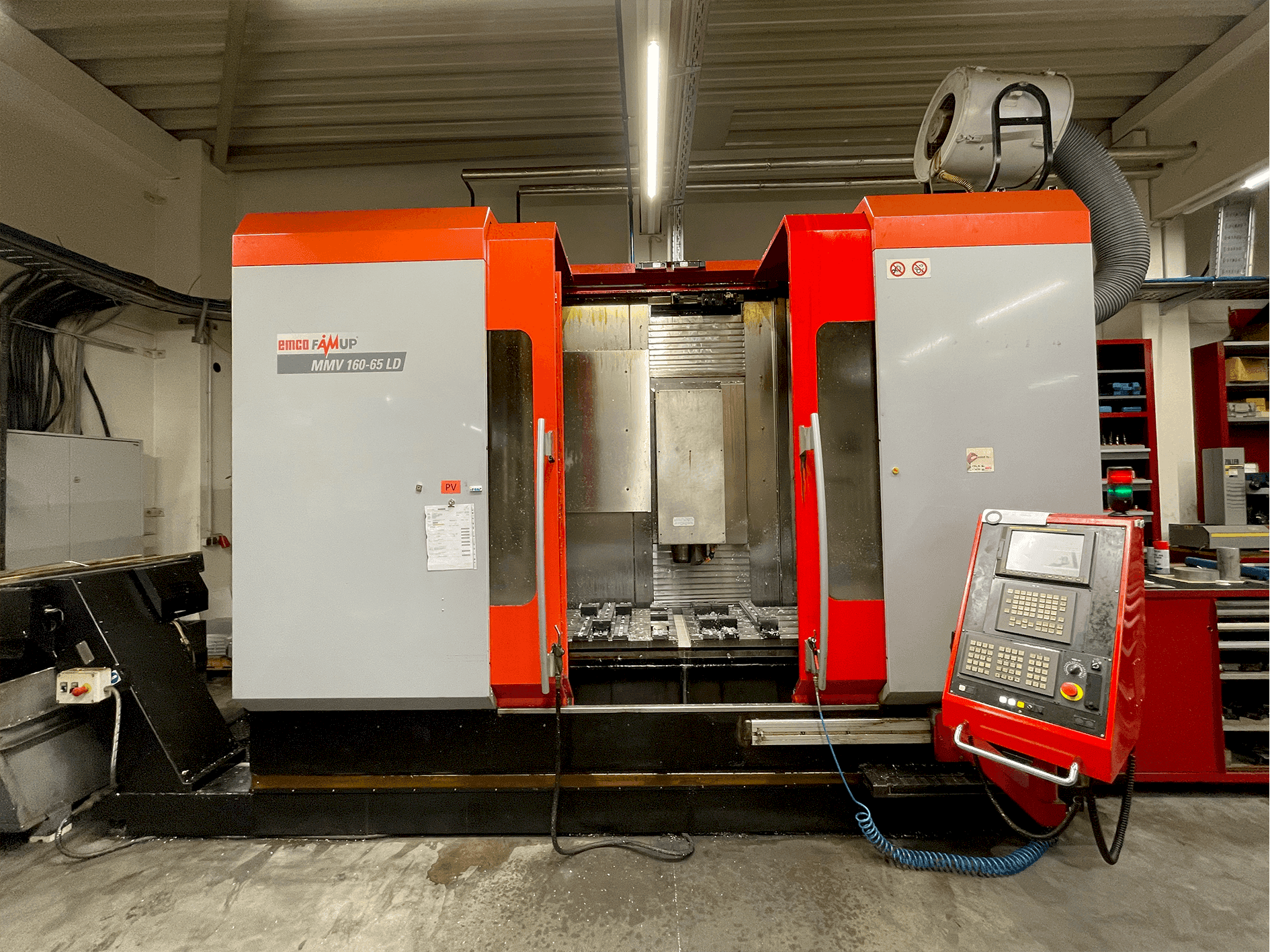 Vista frontal de la máquina EMCO Famup MMV-160-65LD