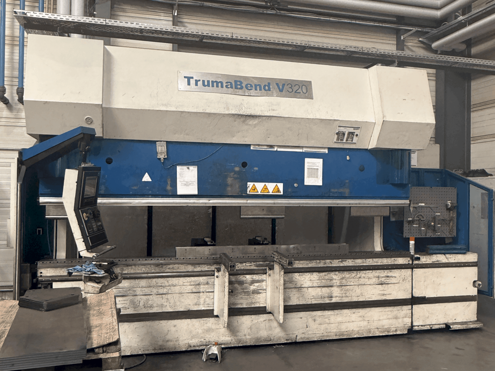 Vista frontal de la máquina TRUMPF TrumaBend V320