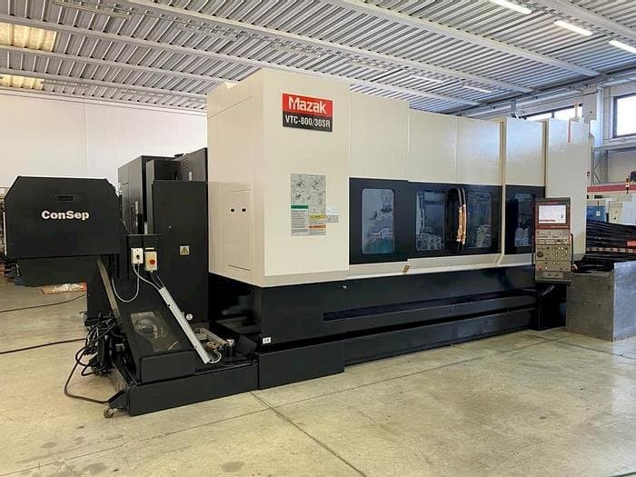 Vista frontal de la máquina Mazak VTC 800/30 SR