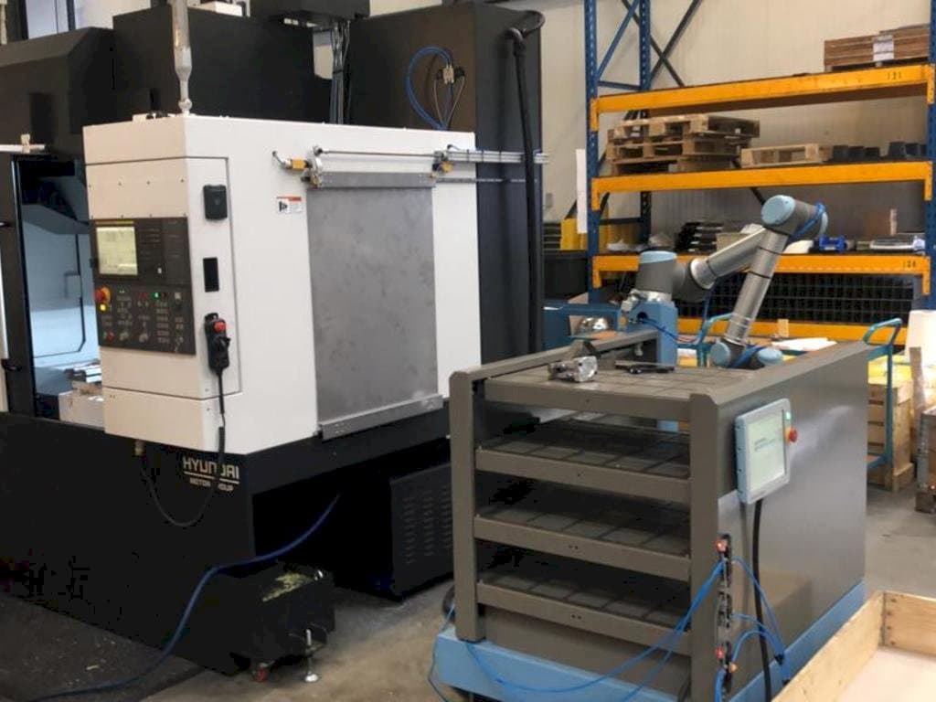 Vista frontal de la máquina Universal Robots UR10