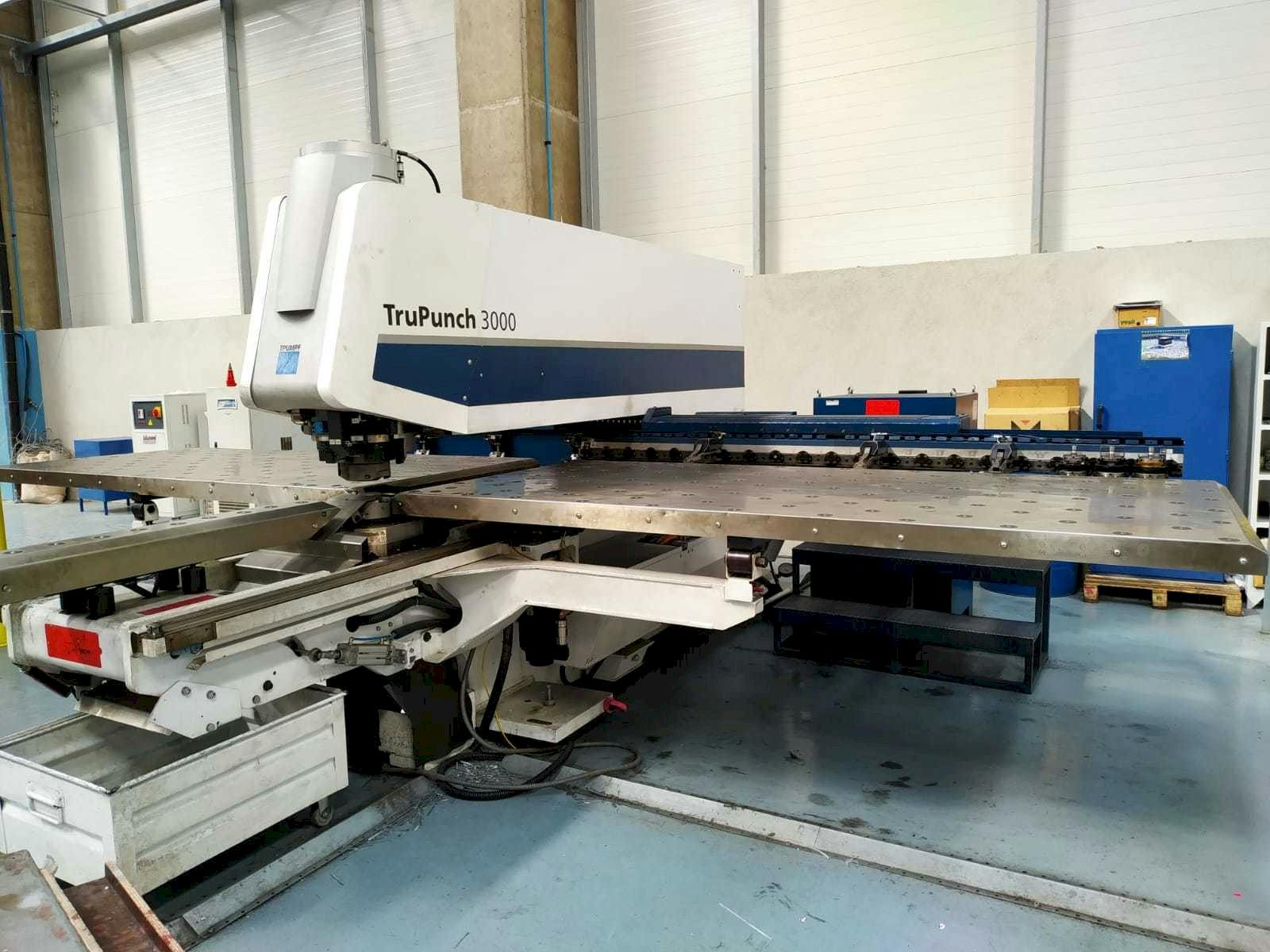 Vista frontal de la máquina Trumpf TruPunch 3000