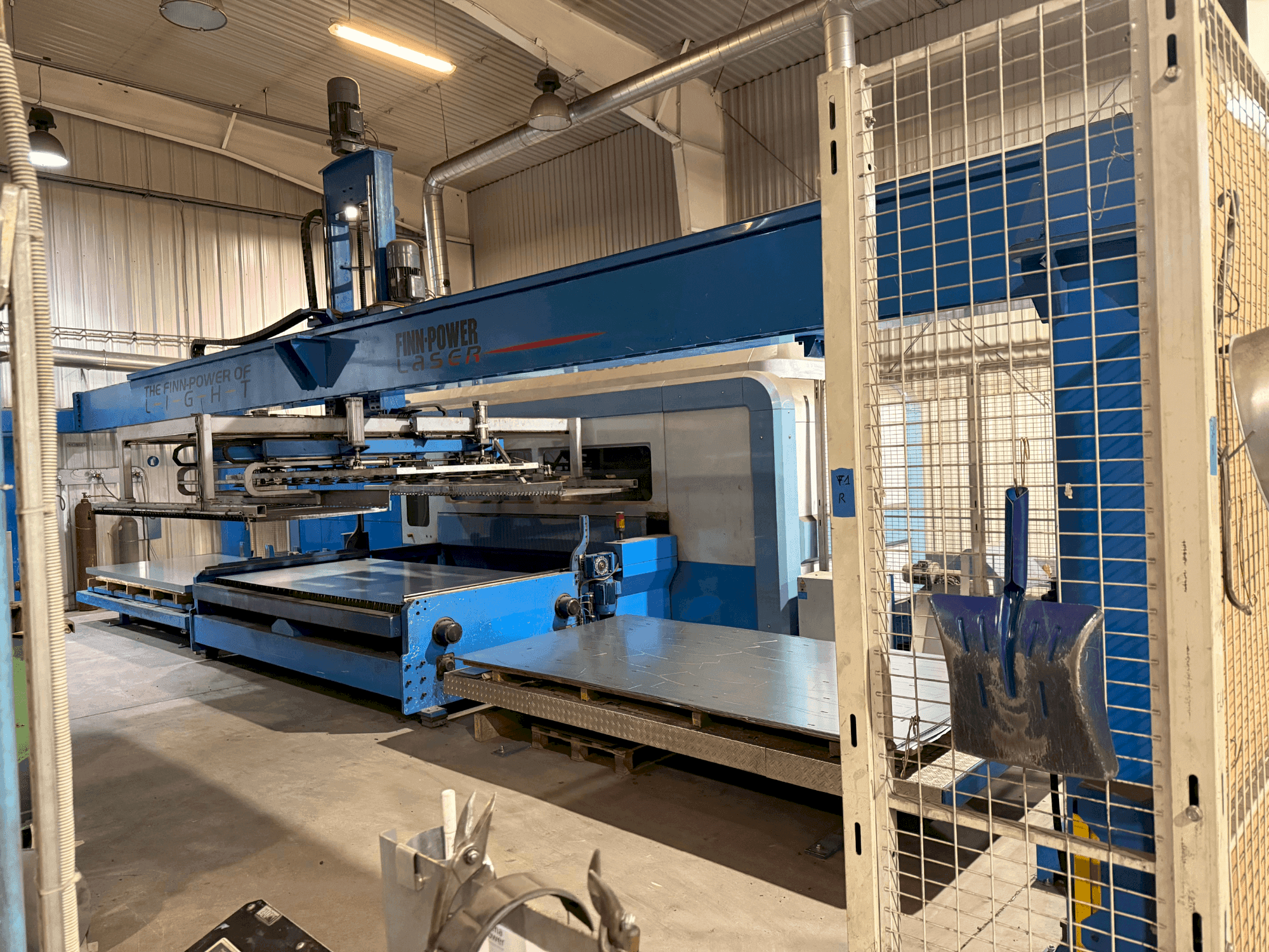 Vista frontal de la máquina Finn-Power FPL6-BL