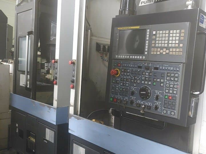 Vista frontal de la máquina Doosan VT450 2SP