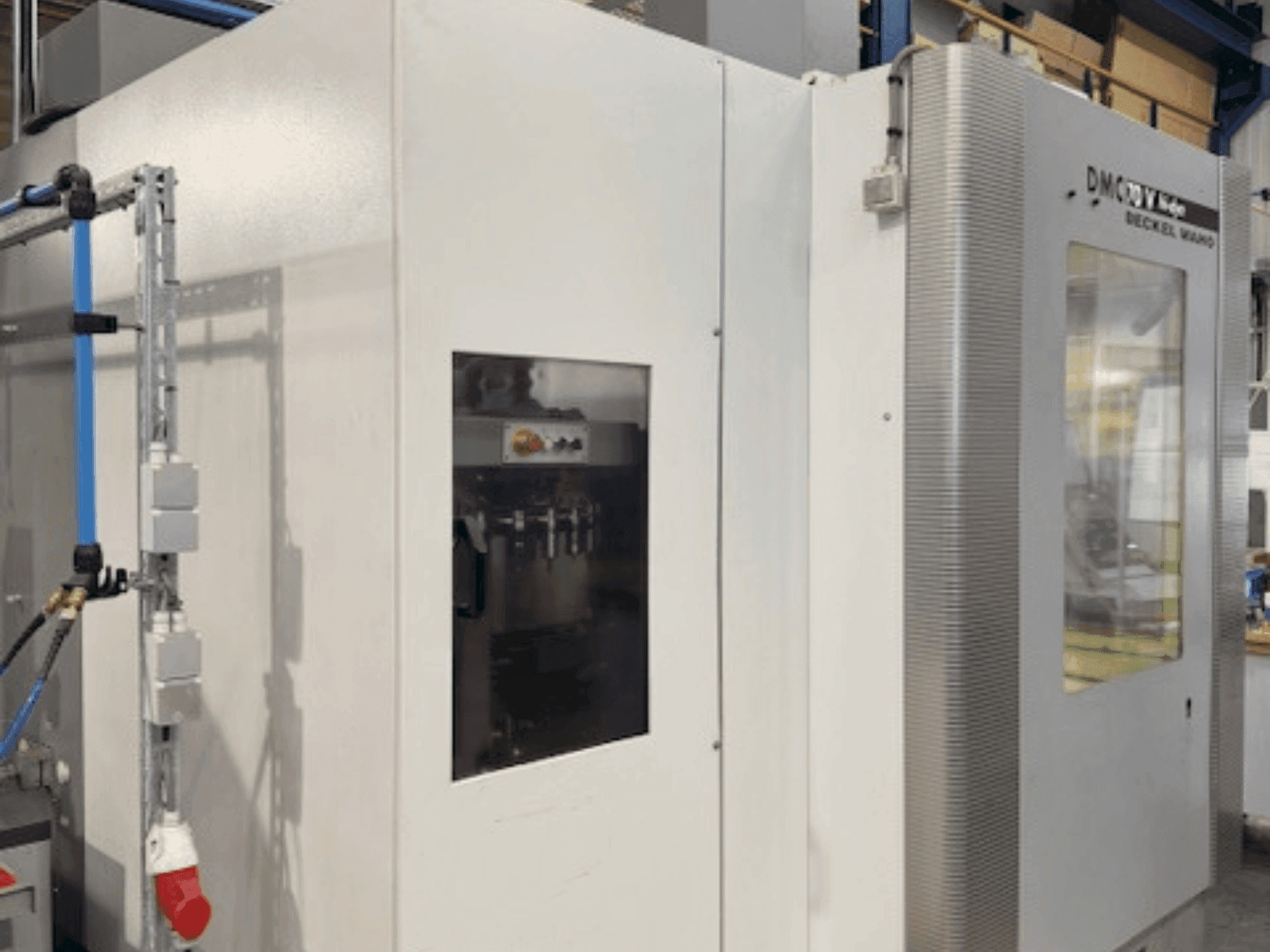 Vista frontal de la máquina DECKEL MAHO DMC 70V Hi-Dyn