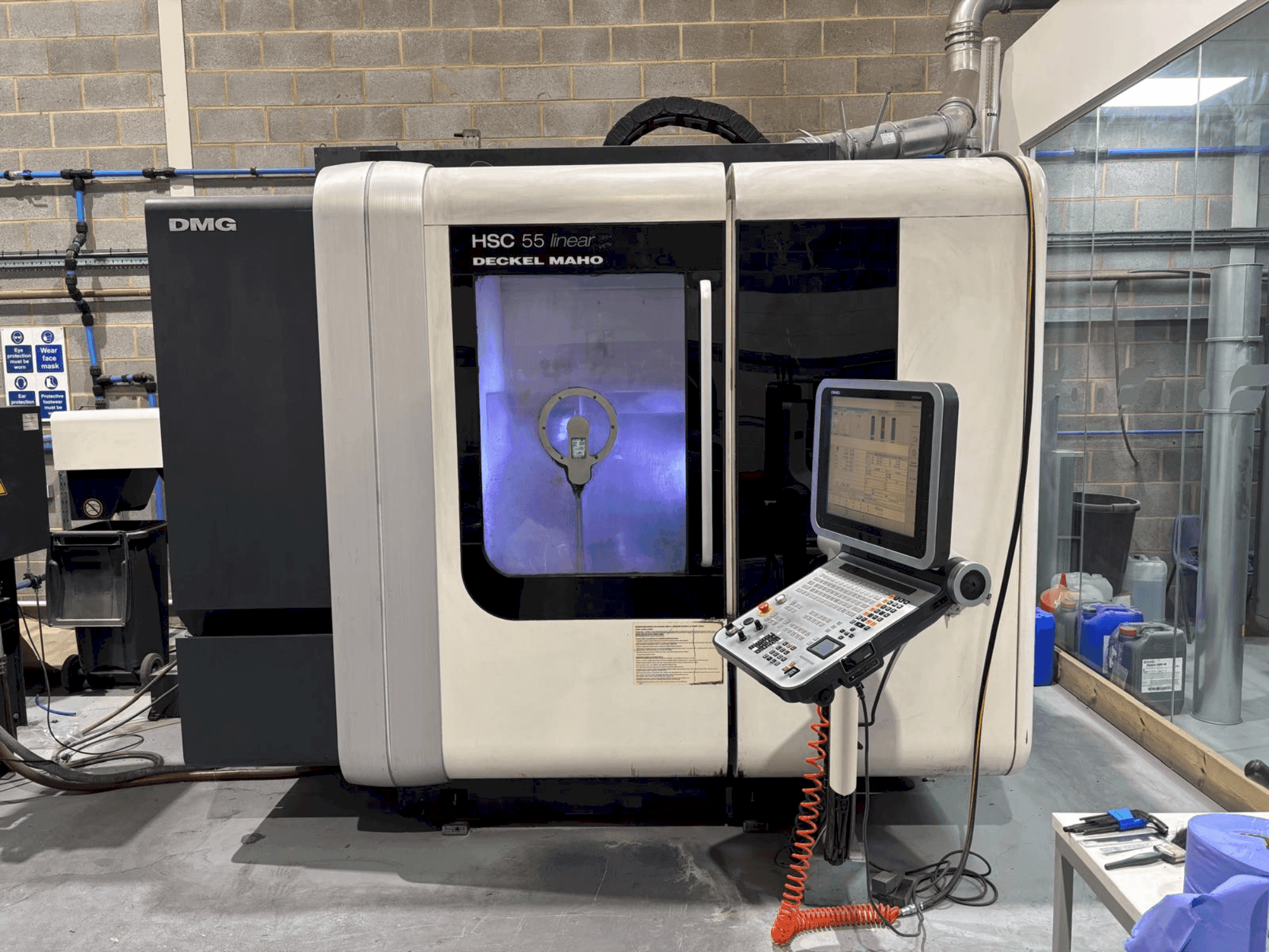 Vista frontal de la máquina DMG DECKEL MAHO HSC 55 linear
