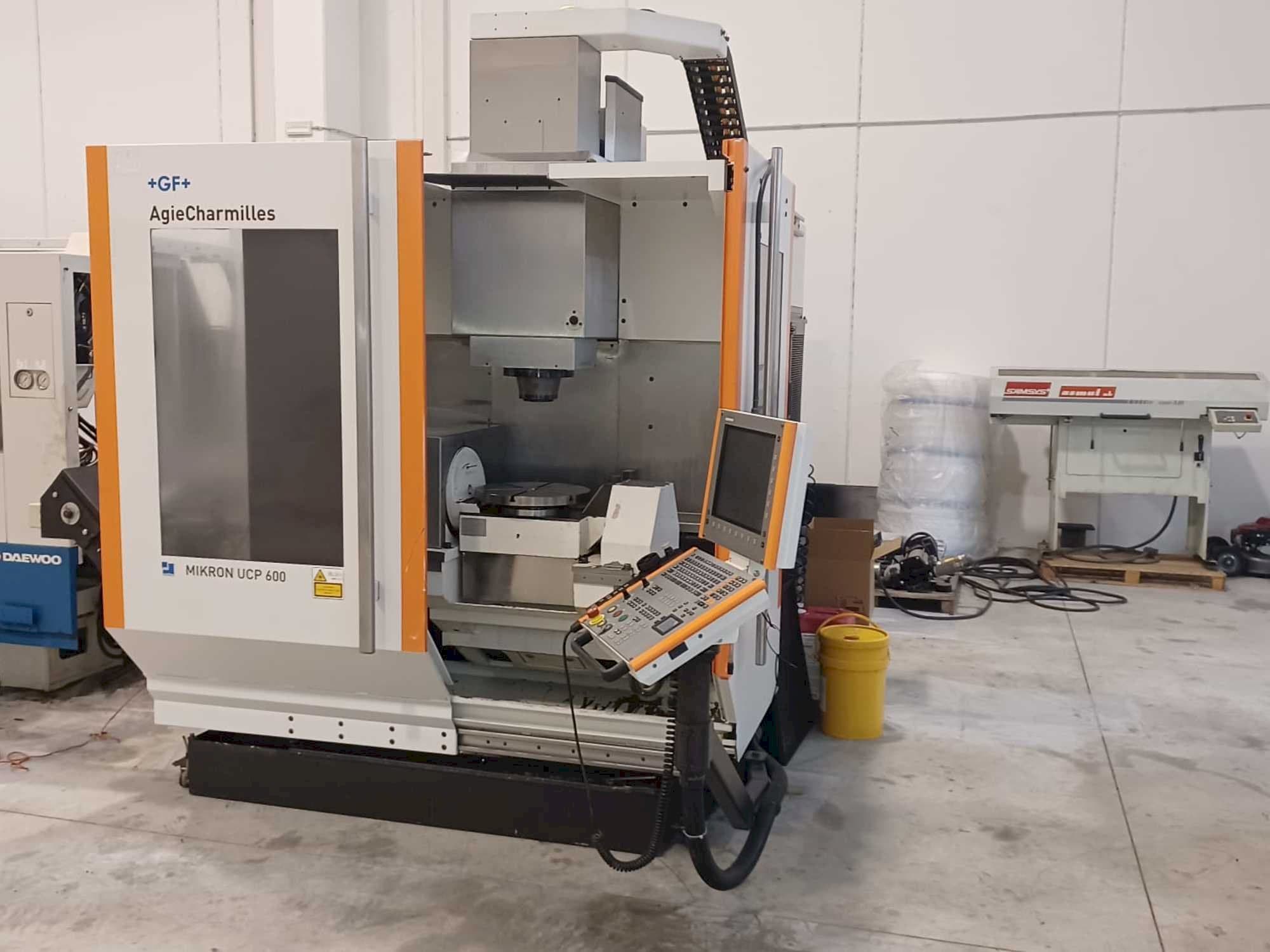 Vista frontal de la máquina AgieCharmilles Mikron UCP 600