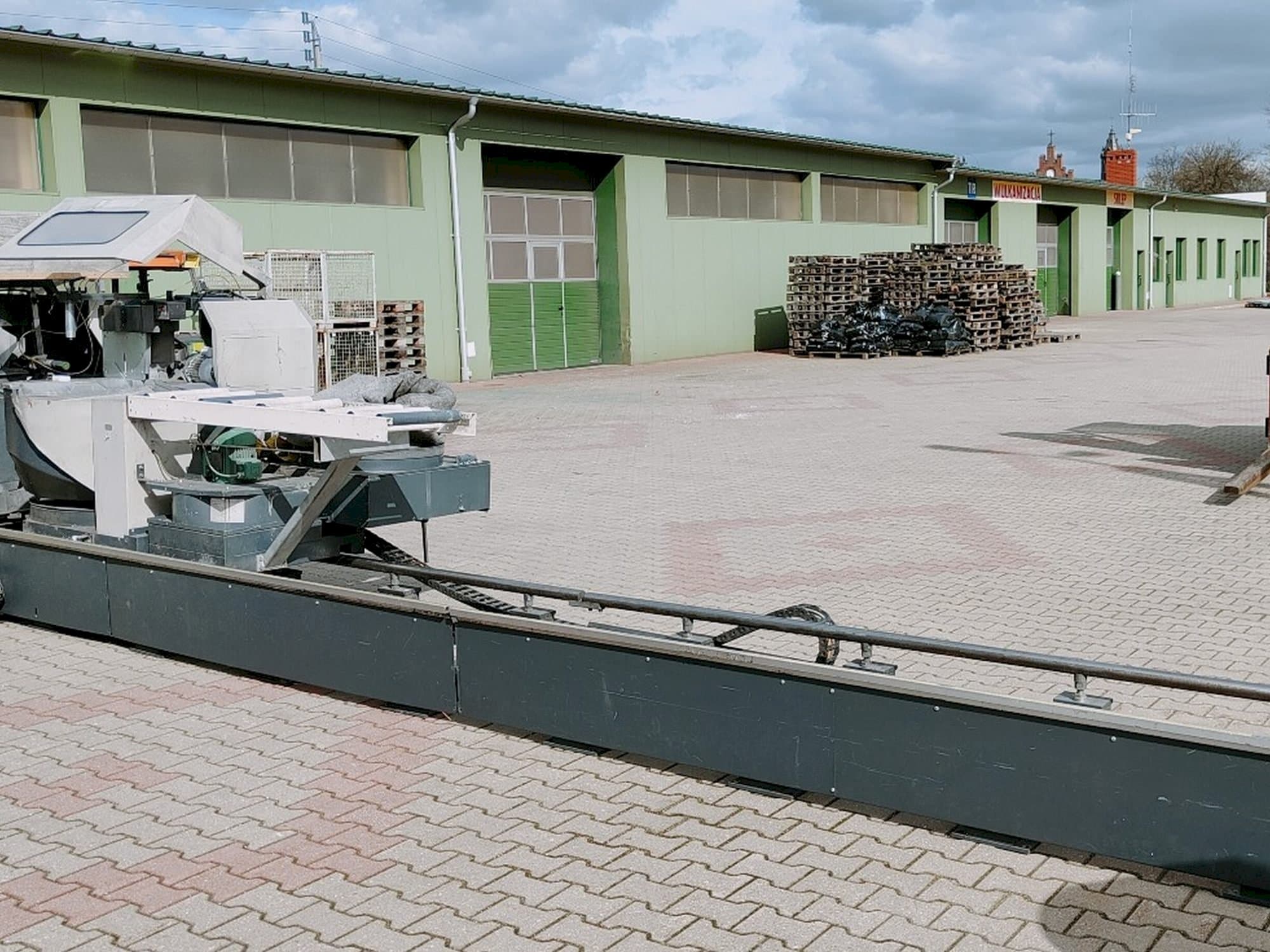 Vista frontal de la máquina Elumatec DG 244/2