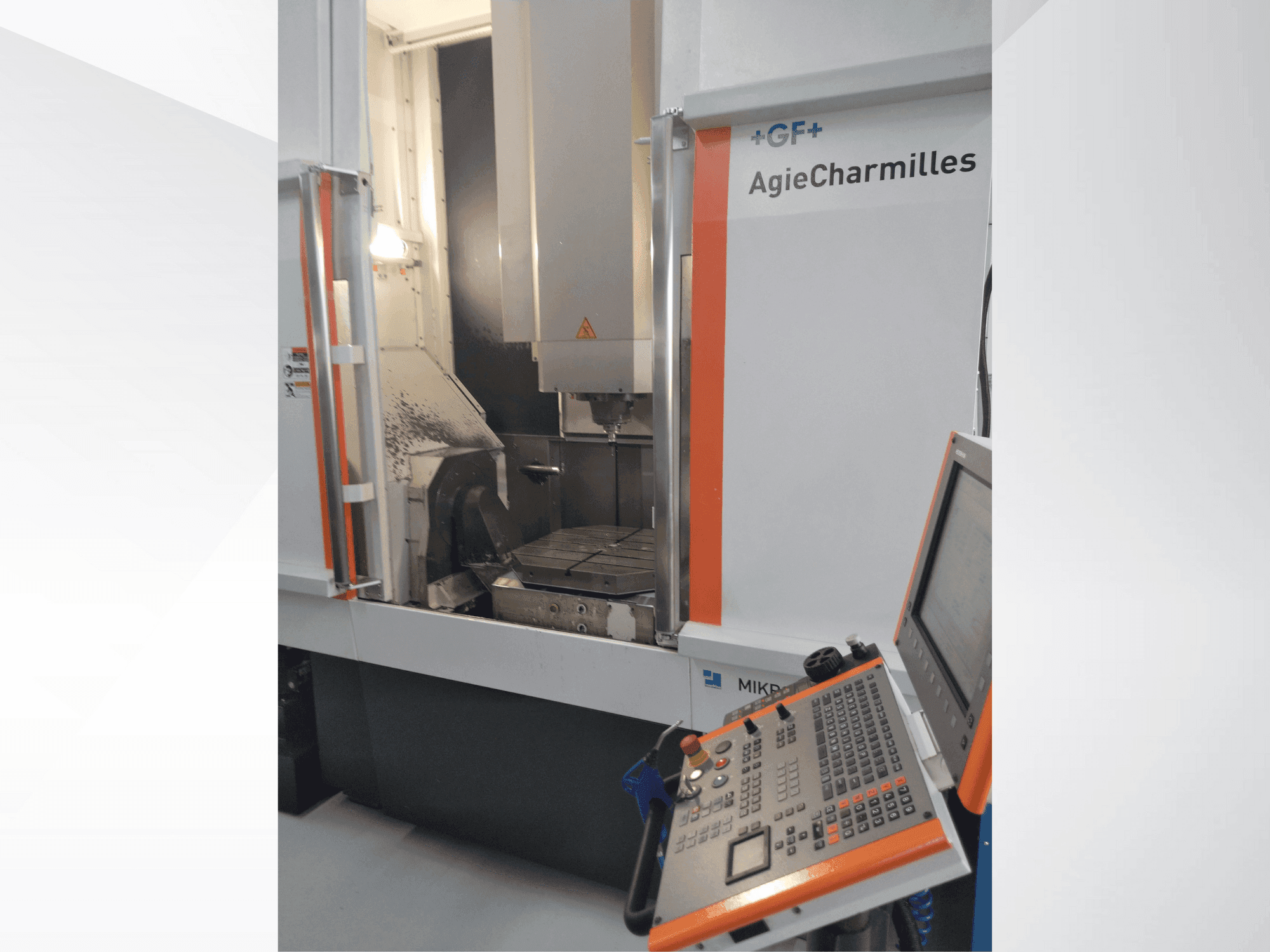 Vista frontal de la máquina MIKRON UCP 800 Duro