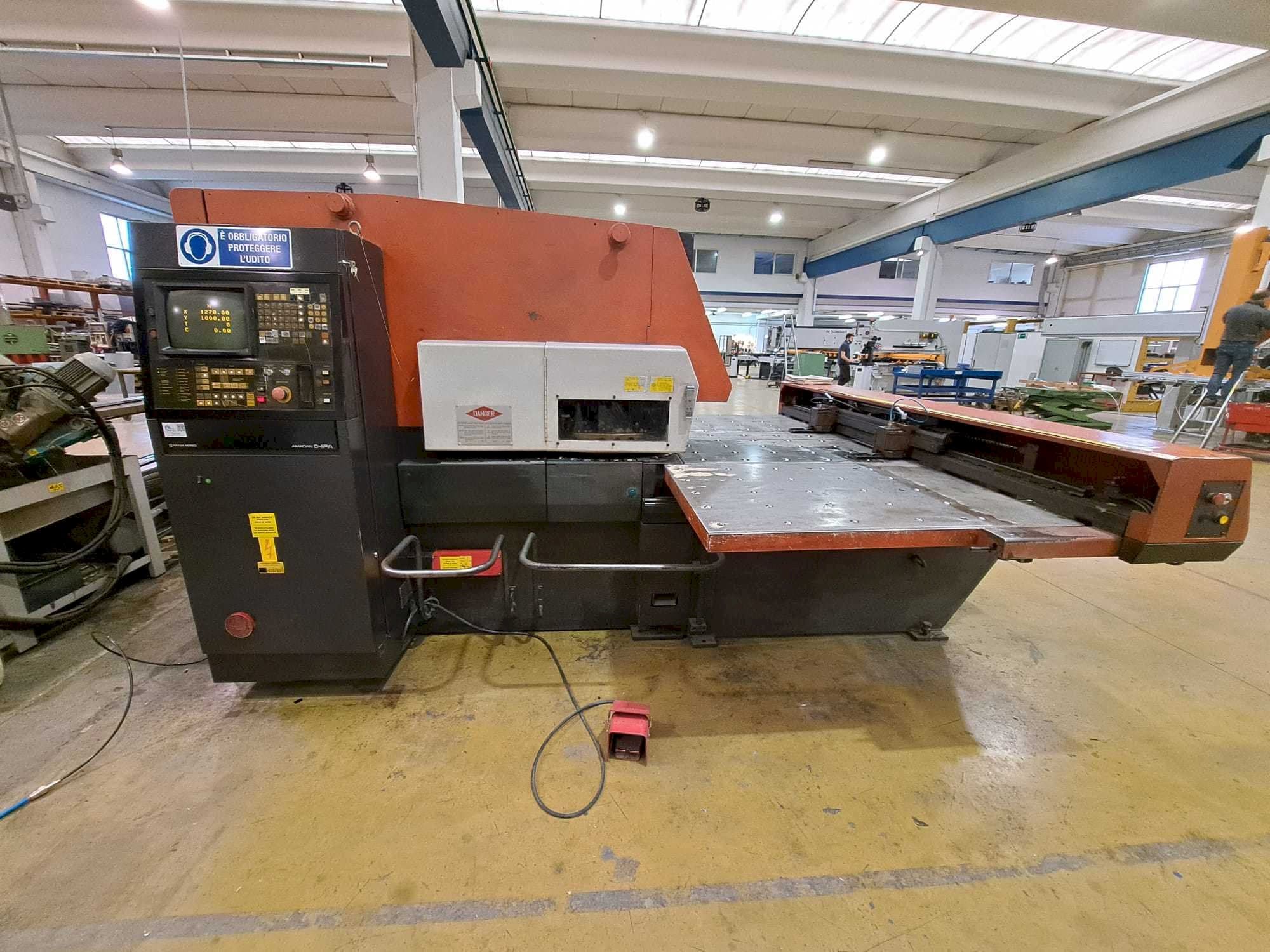 Vista frontal de la máquina AMADA ARIES 245