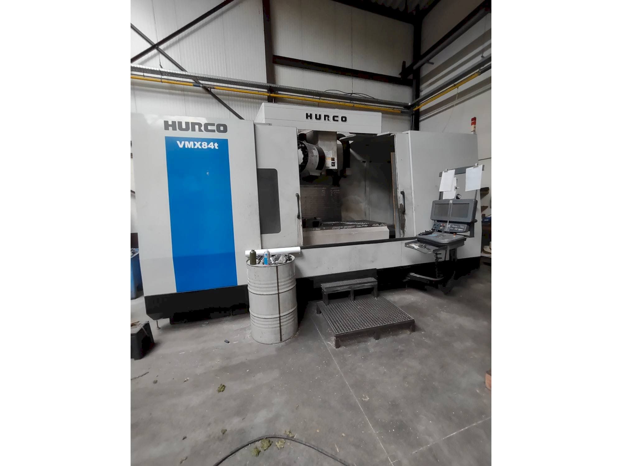 Vista frontal de la máquina Hurco VMX 84t