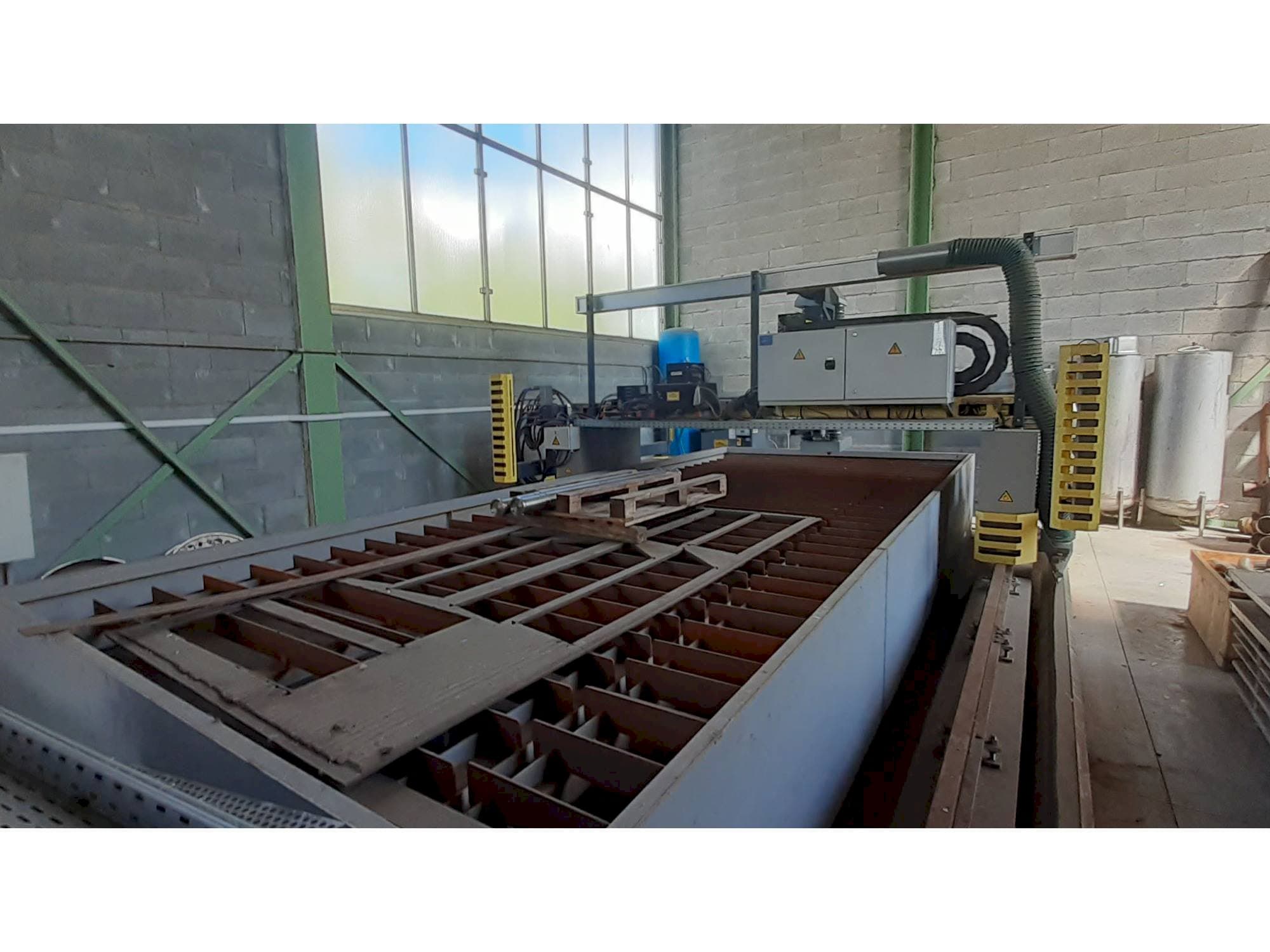 Vista lateral izquierda de la máquina ESAB Suprarex SXE-HD 3500