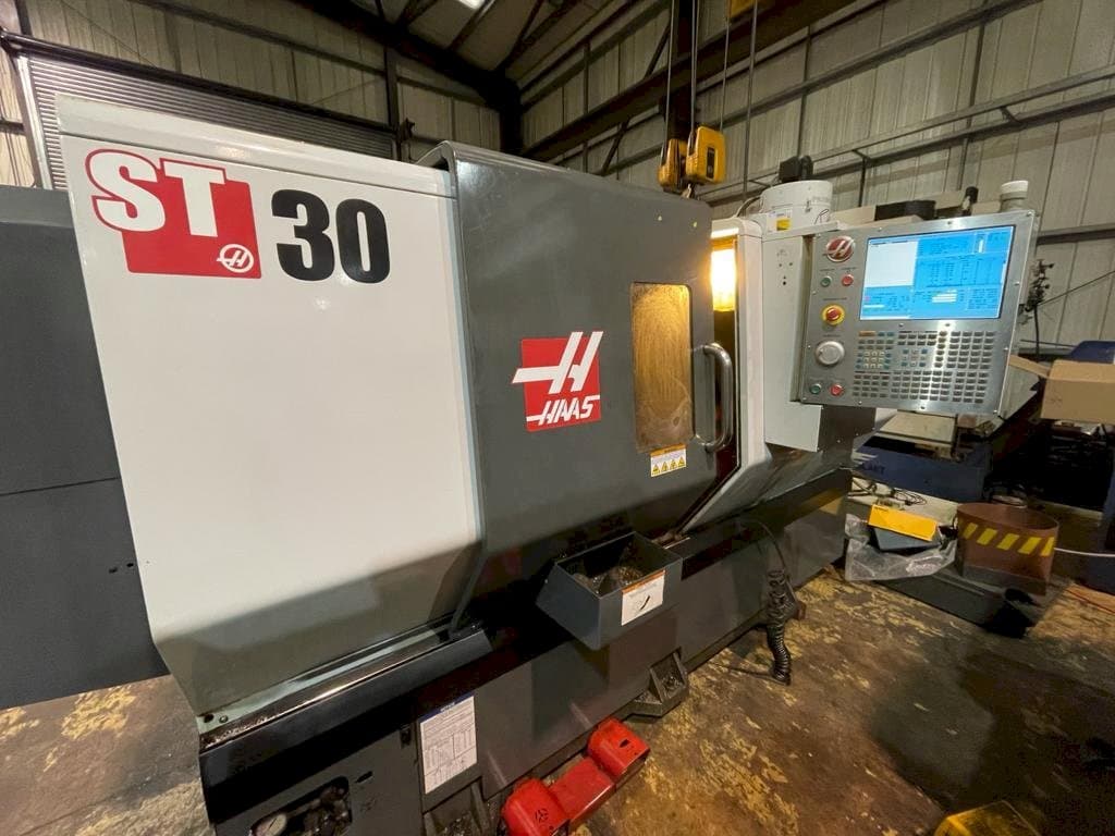 Vista frontal de la máquina HAAS ST-30
