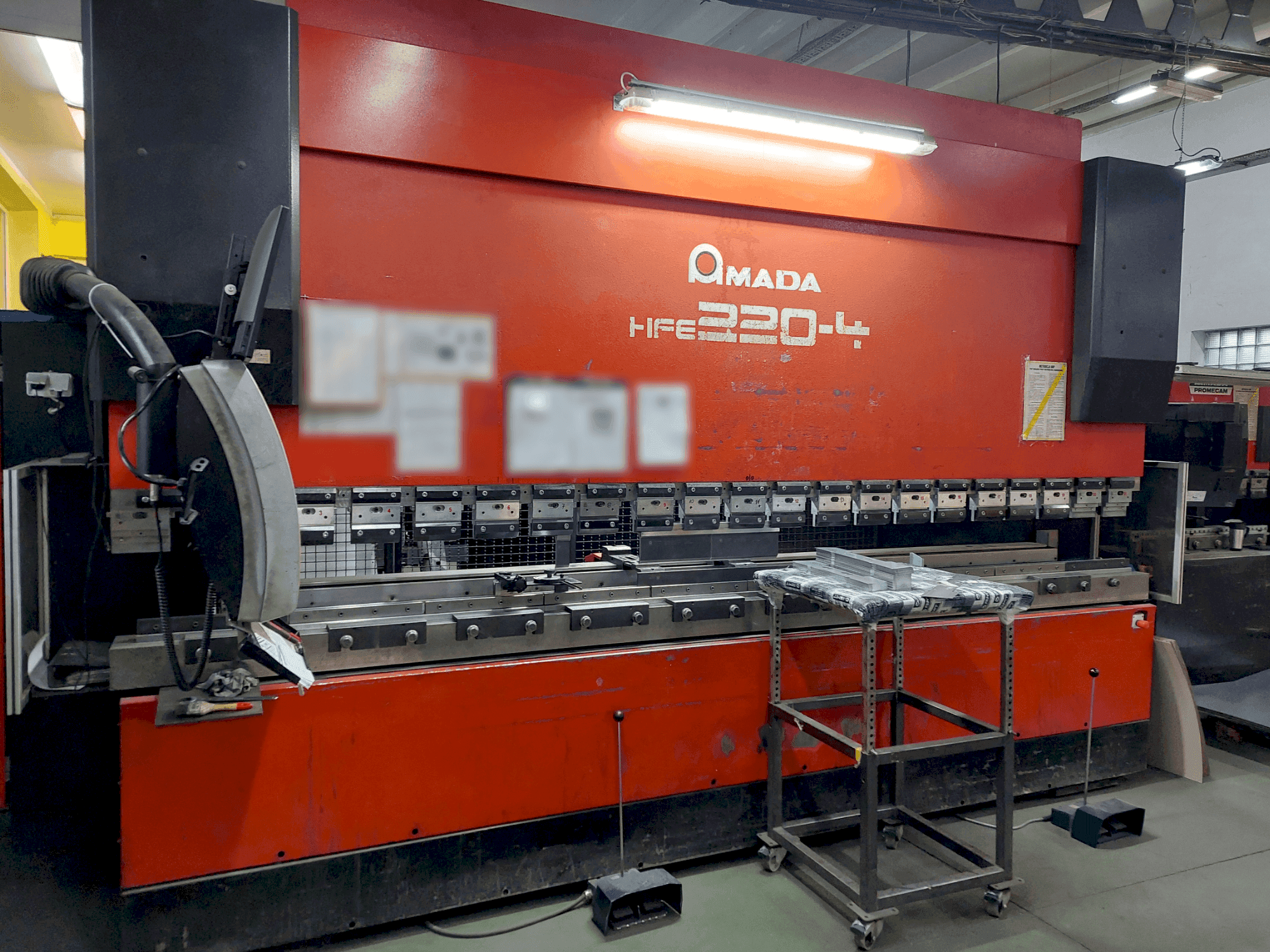 Vista frontal de la máquina AMADA HFE 220-4