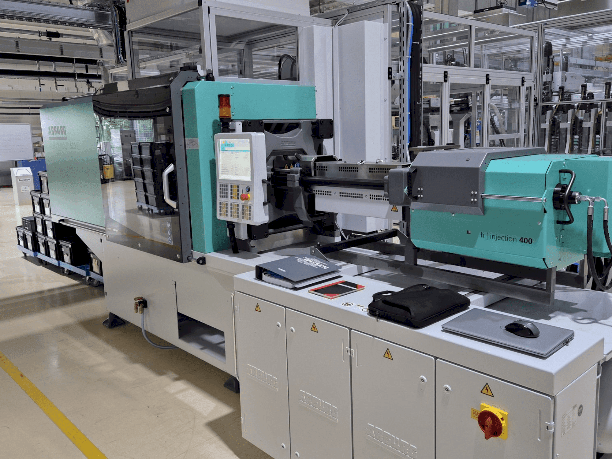 Vista frontal de la máquina Arburg Allrounder 520S 1600-400