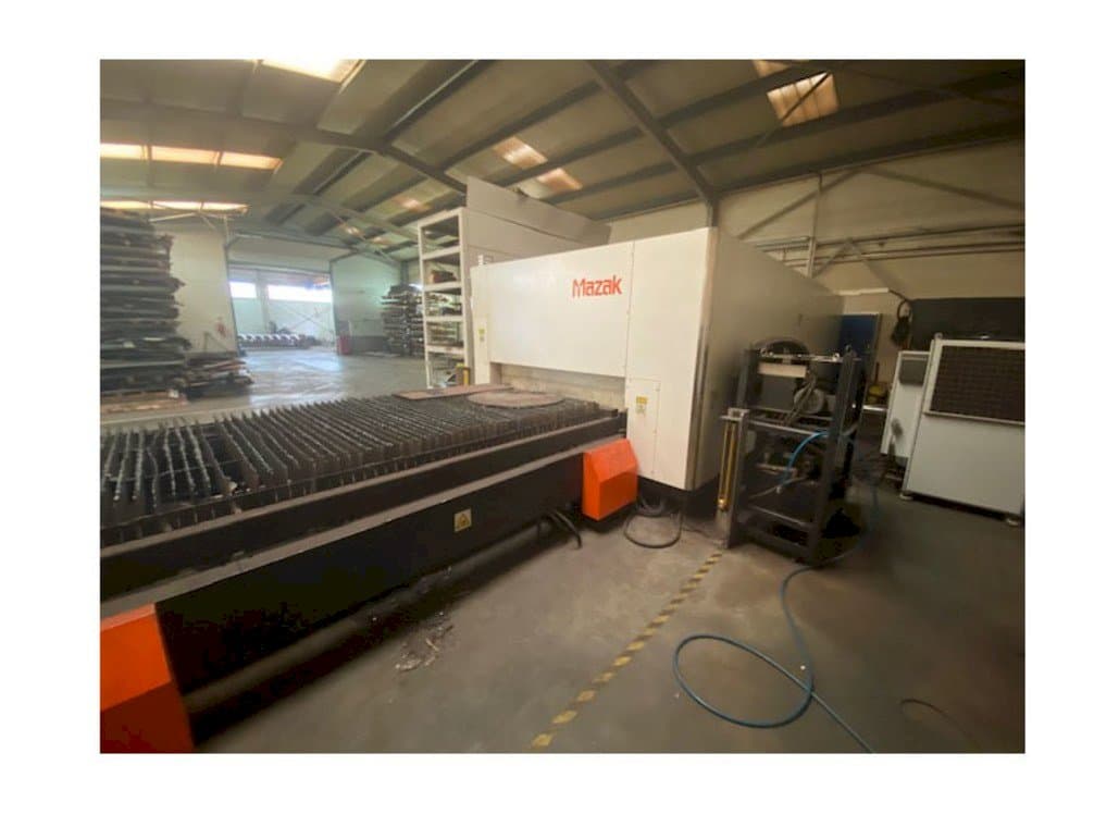 Vista frontal de la máquina Mazak Optiplex Nexus 3015