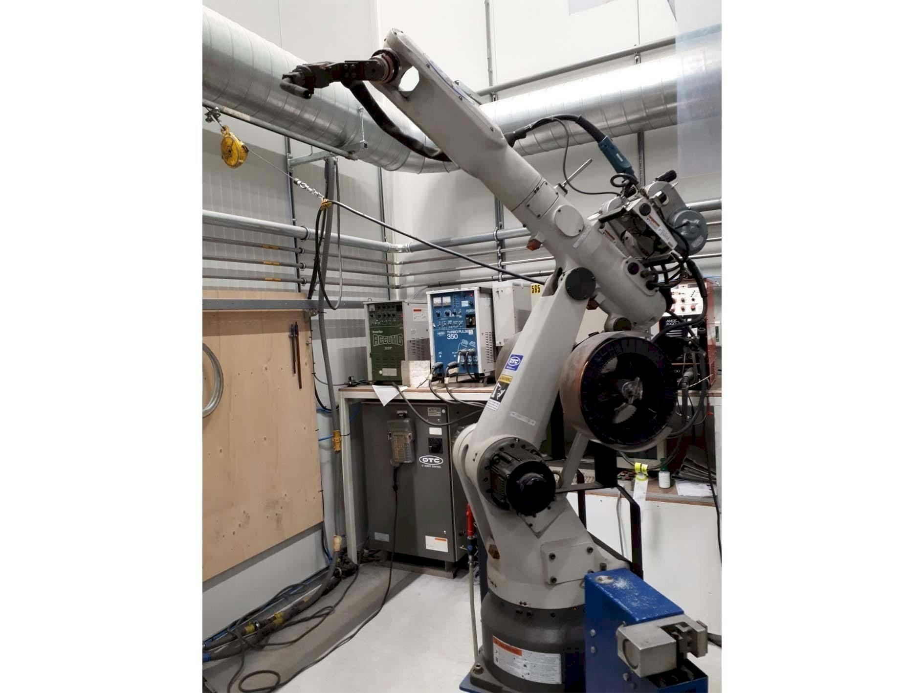 Vista frontal de la máquina OTC Daihen Welding Robot