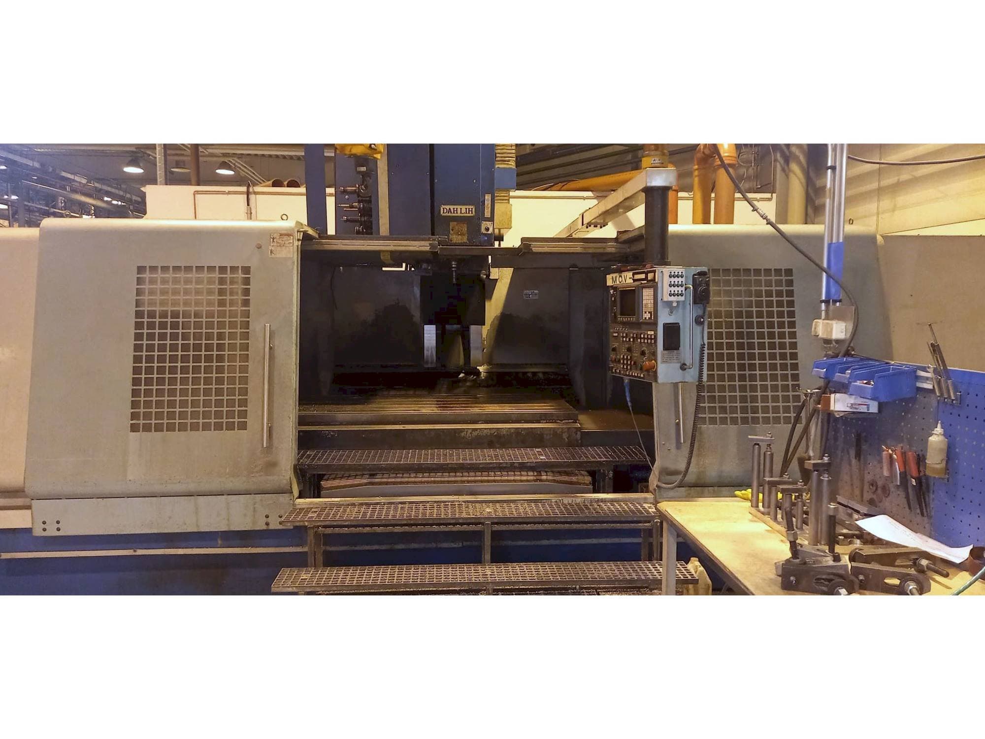 Vista frontal de la máquina DAH LIH MCV 2600