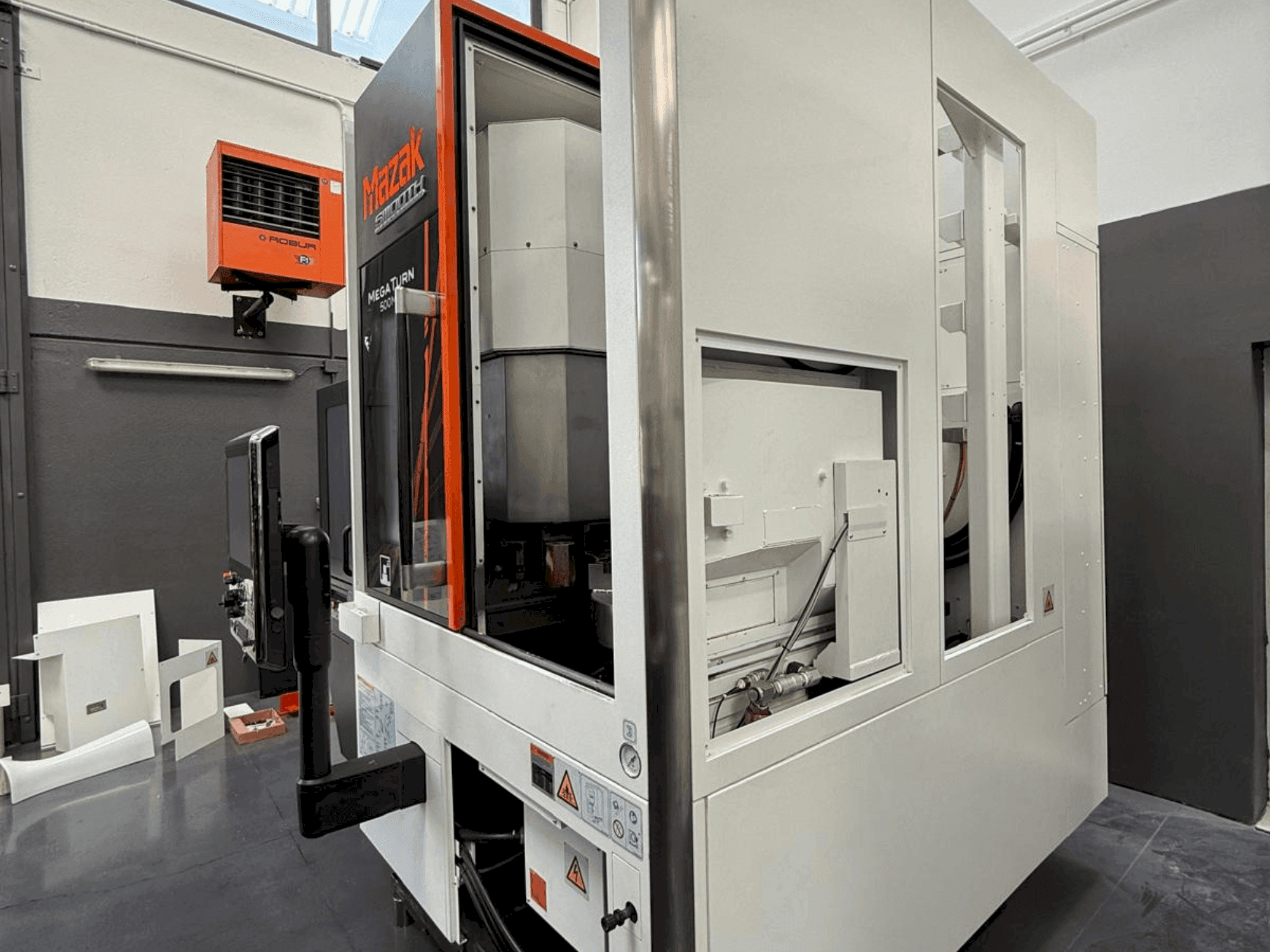 Vista frontal de la máquina Mazak Megaturn 500 MS