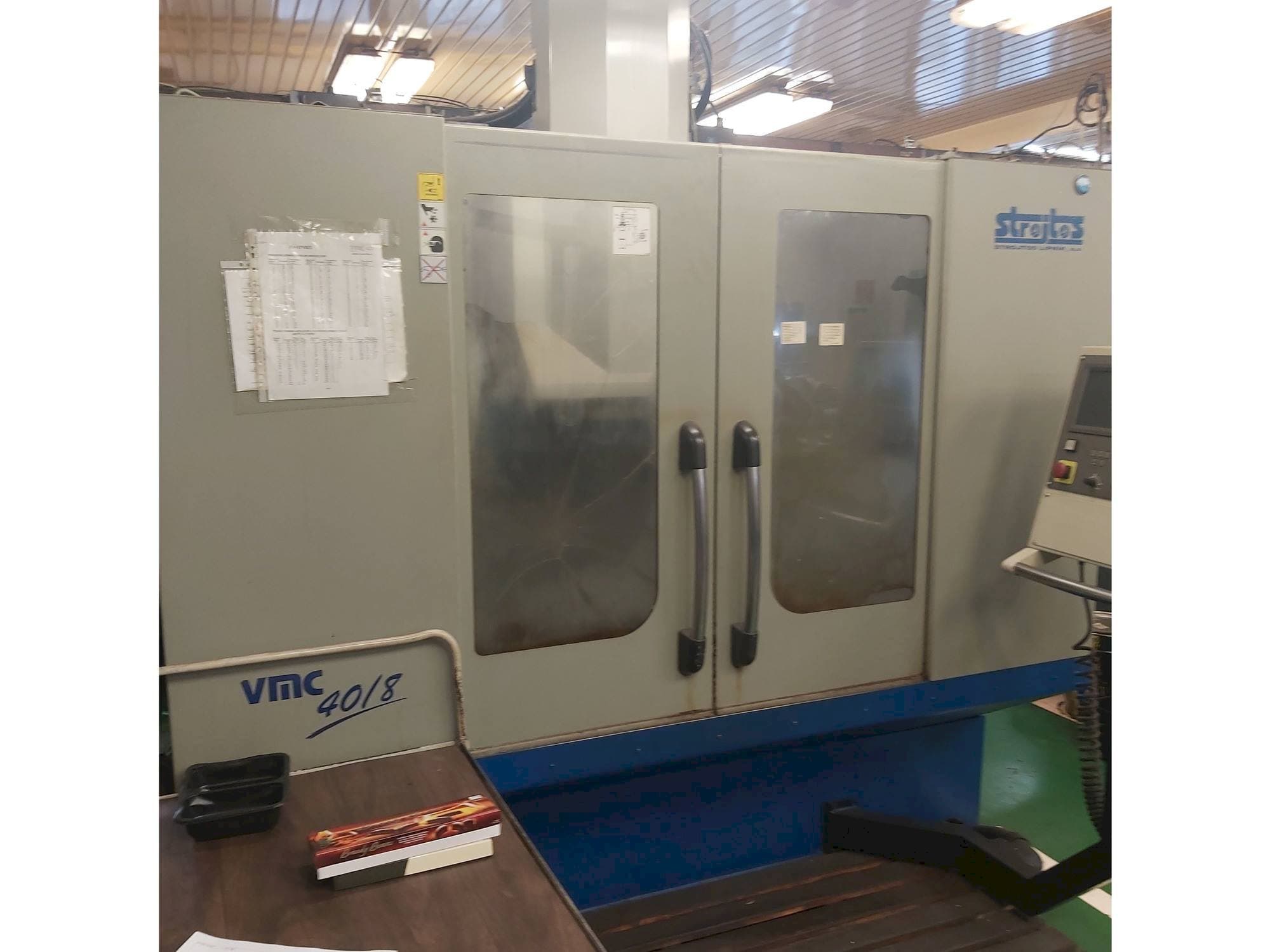Vista frontal de la máquina Strojtos VMC 40/8