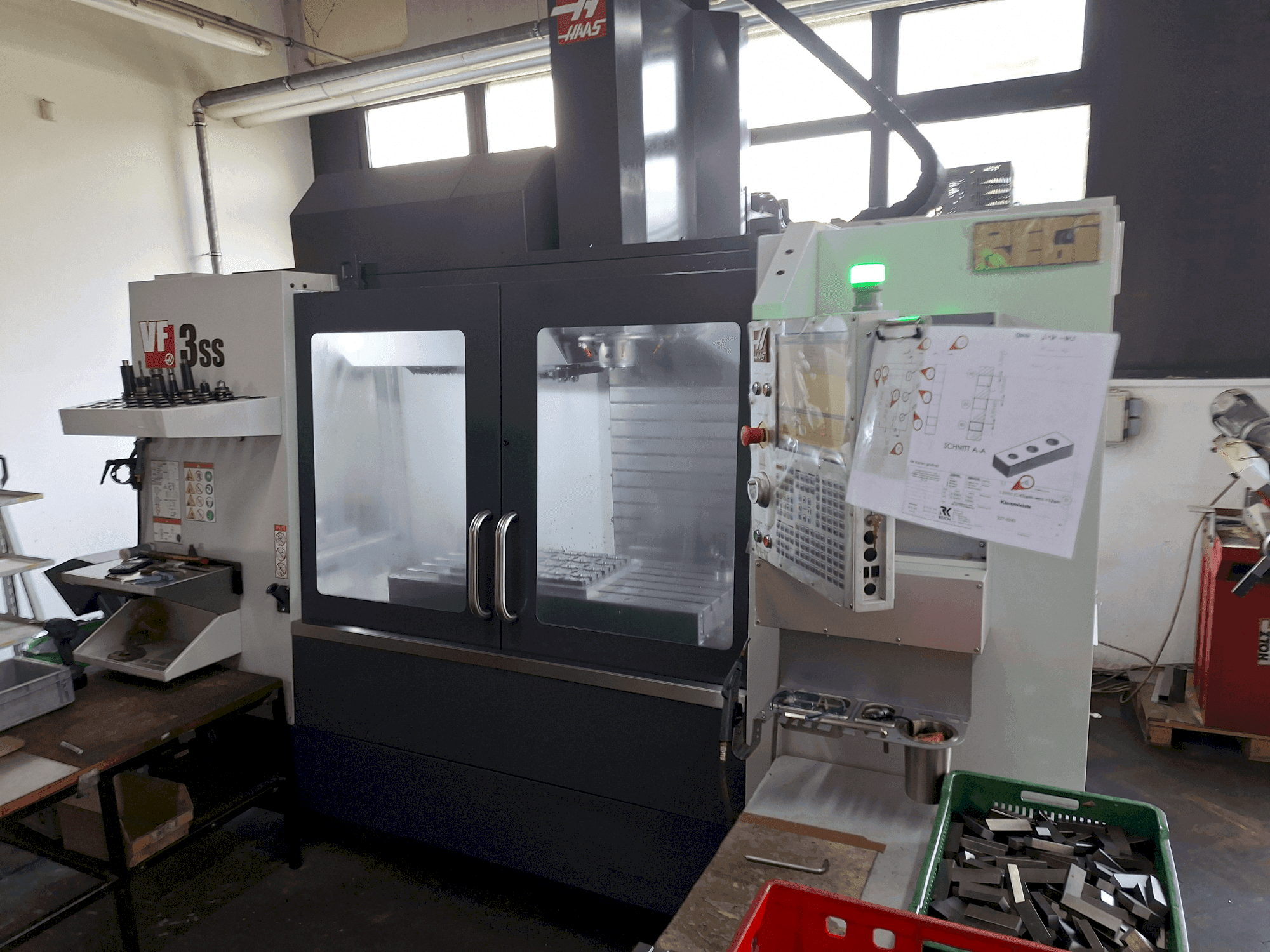 Vista frontal de la máquina HAAS VF-3SS