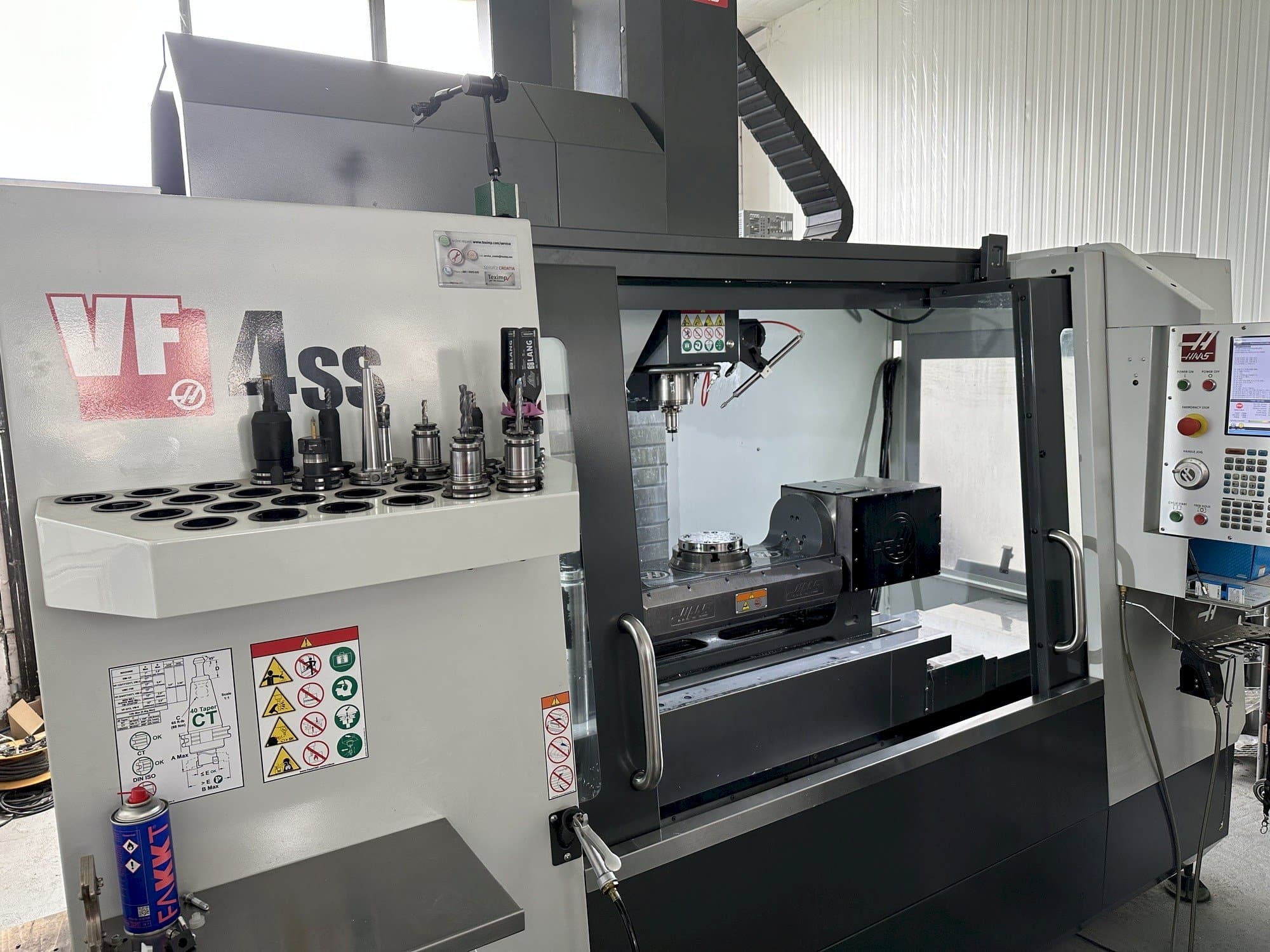 Vista izquierda de la máquina HAAS VF-4SS