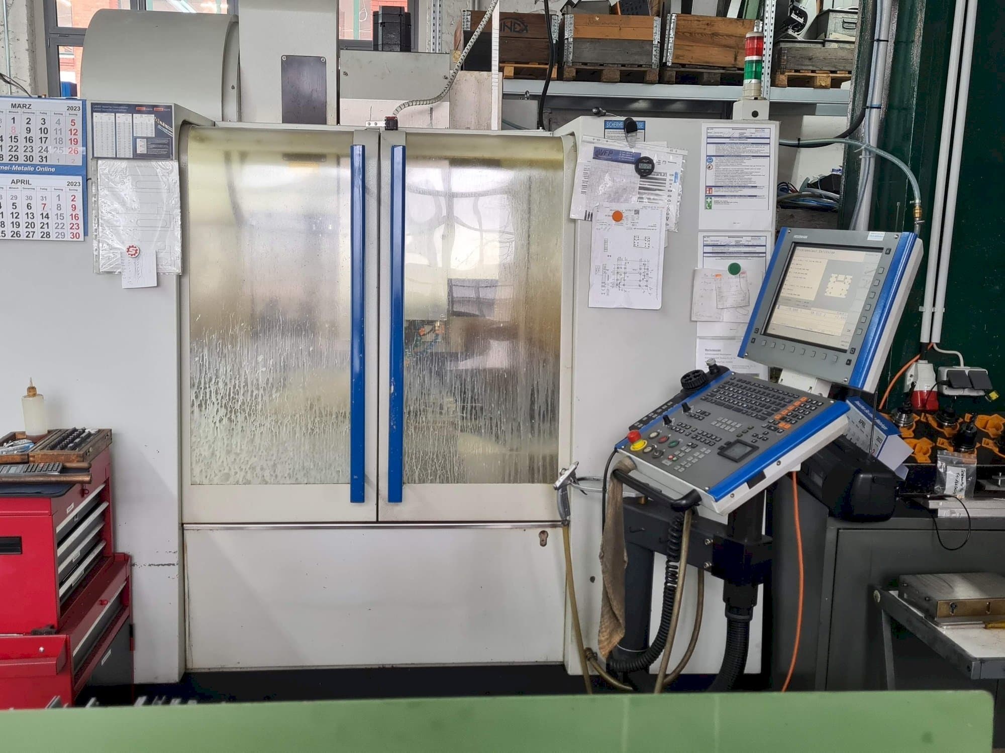 Vista frontal de la máquina MIKRON VCE600 Pro