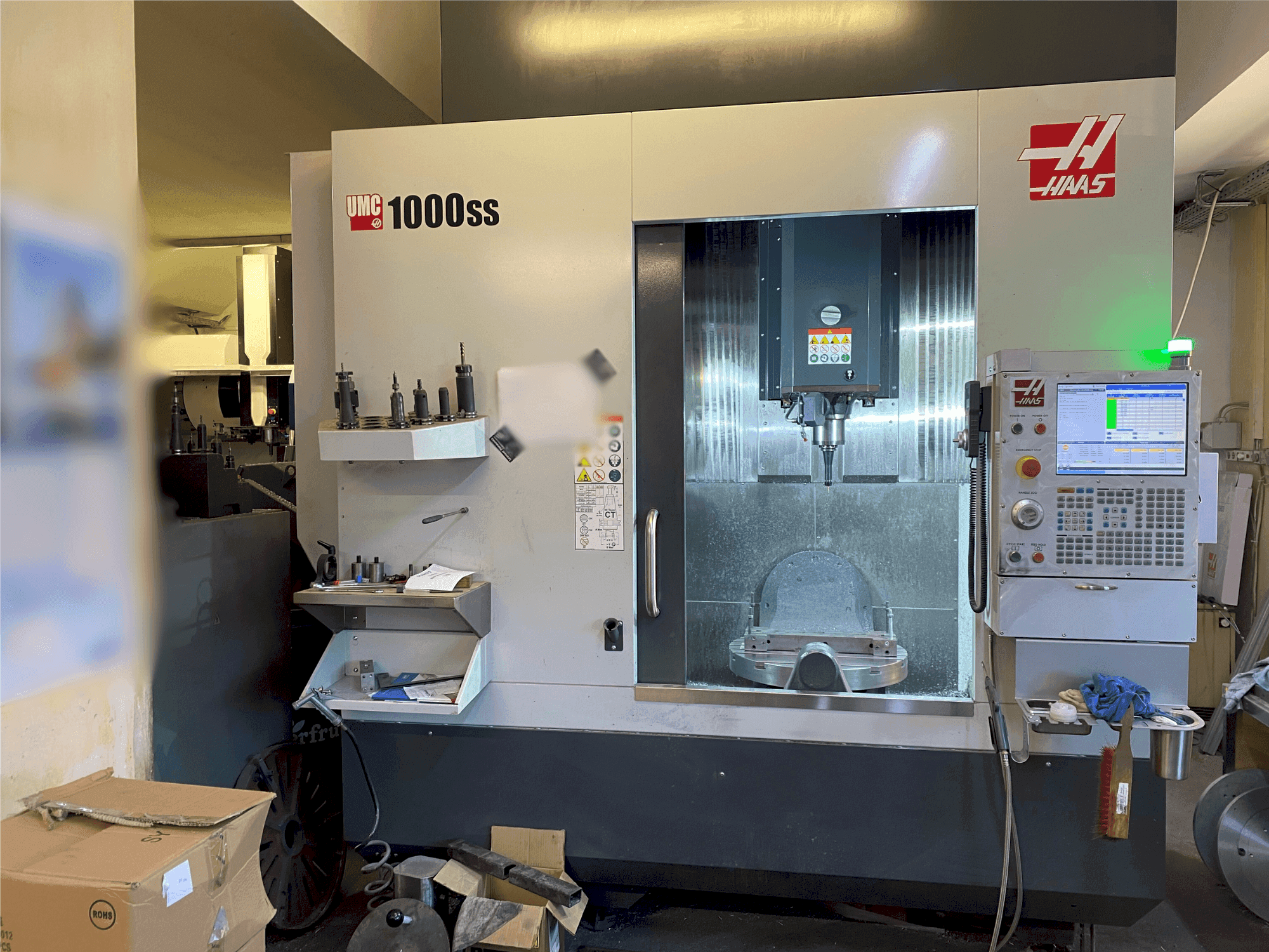 Vista frontal de la máquina HAAS UMC-1000SS