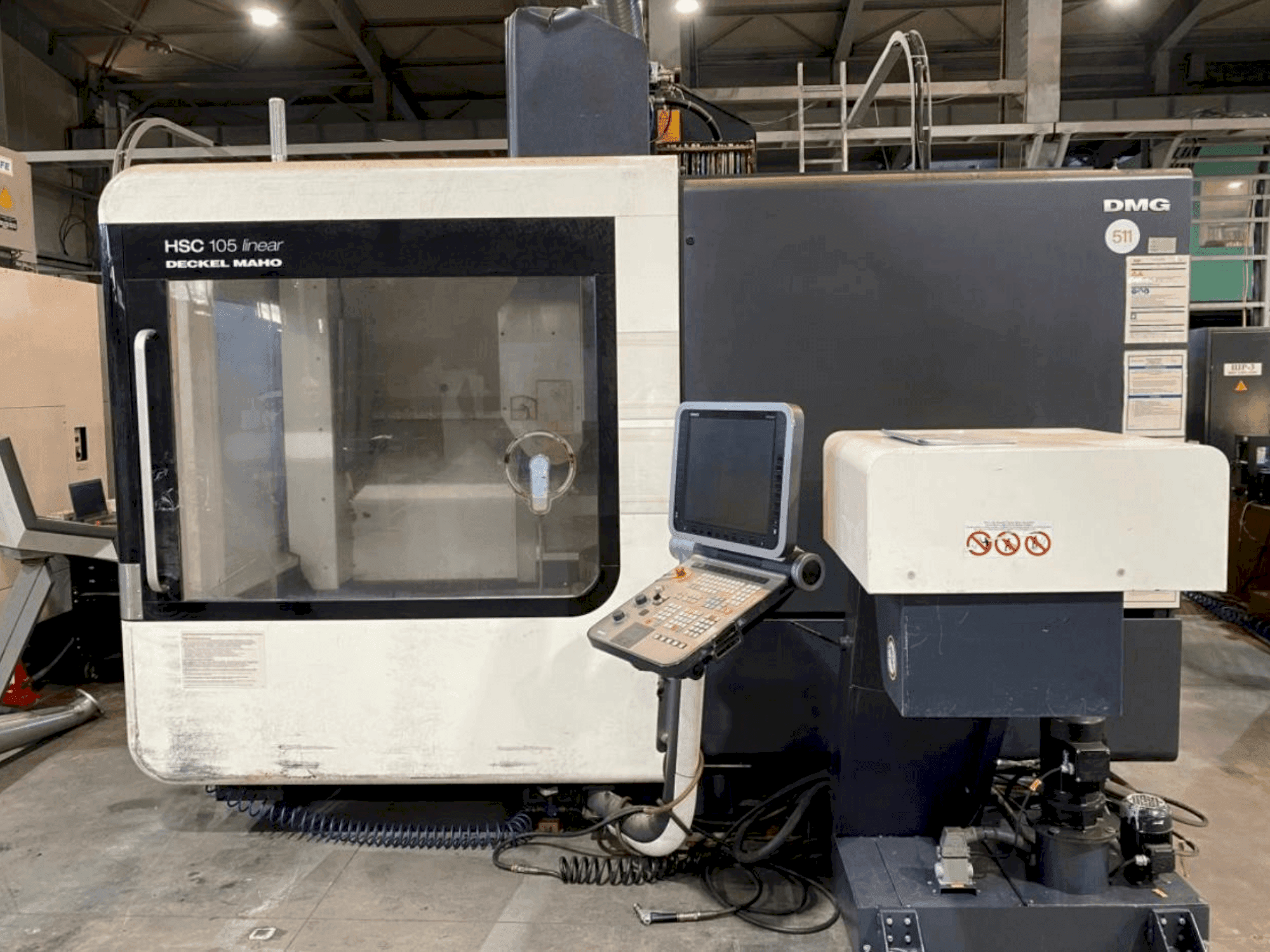Vista frontal de la máquina DECKEL MAHO HSC 105 Linear