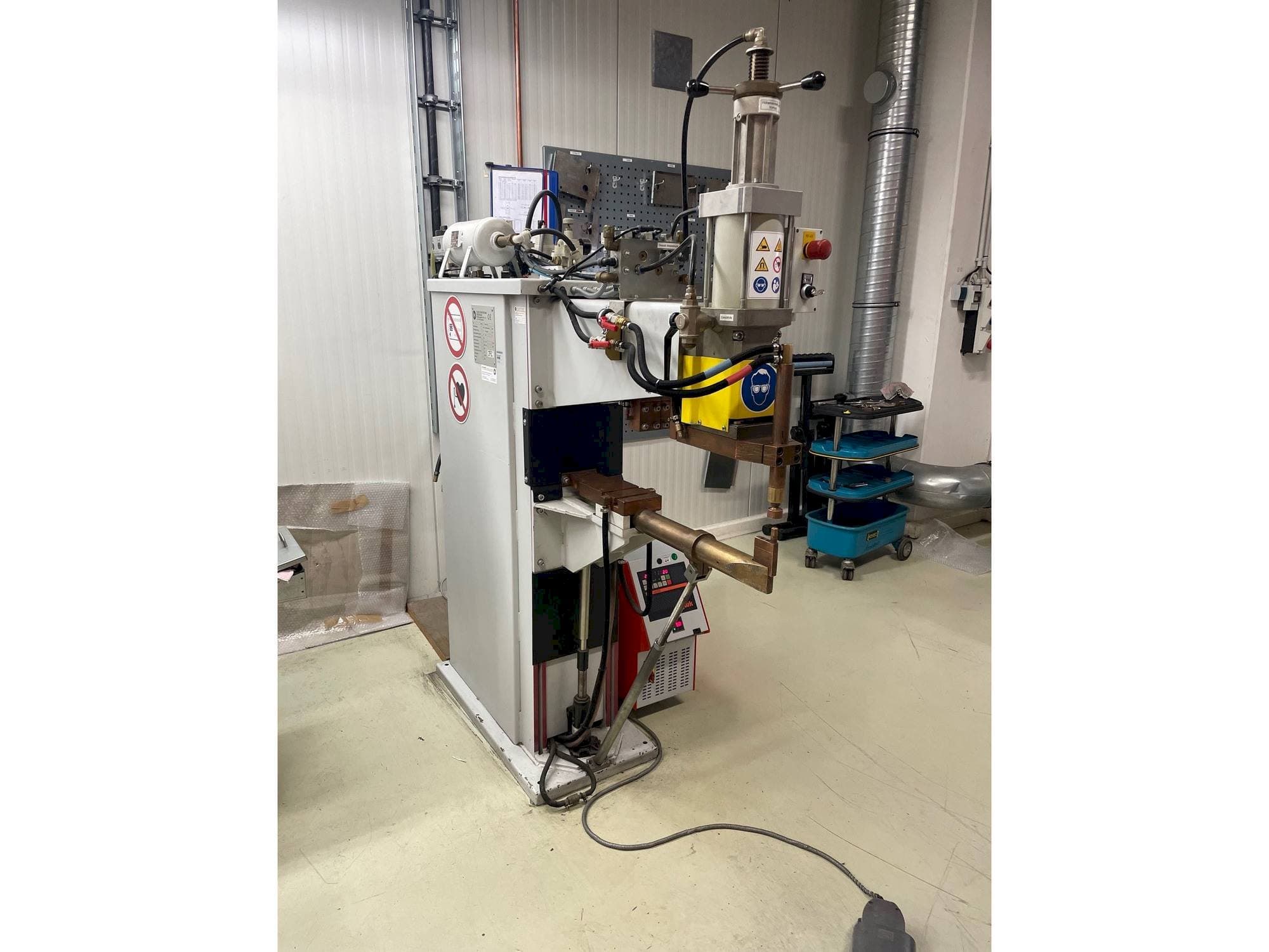 Vista frontal de la máquina ESD 8212 S