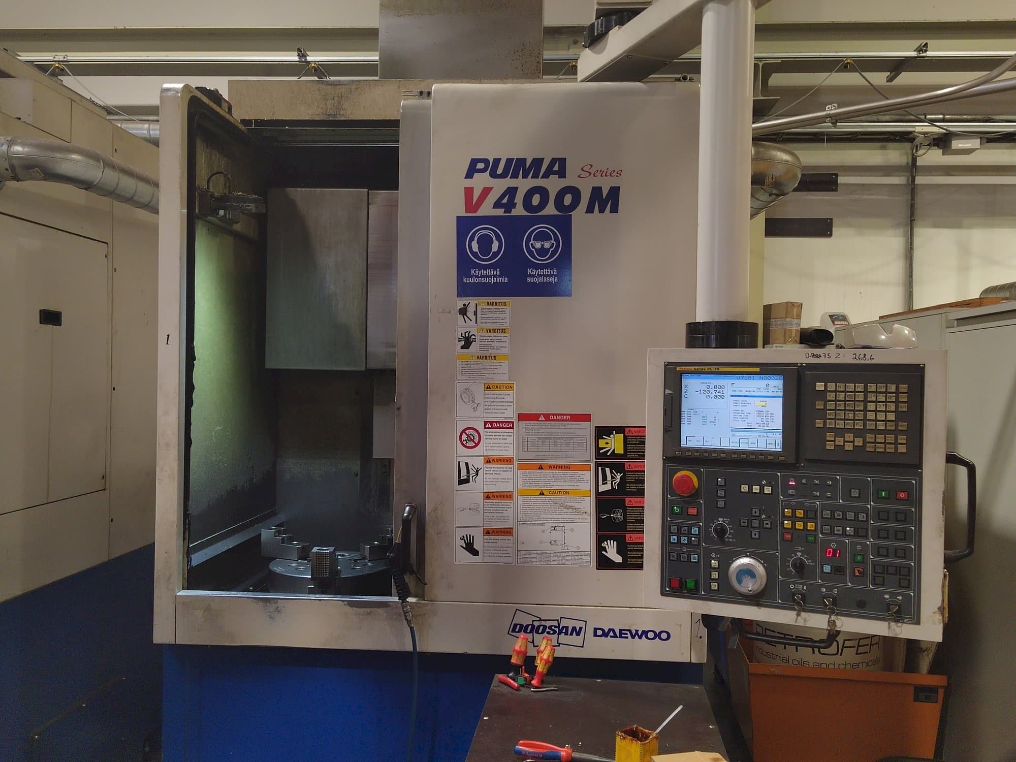 Vista frontal de la máquina Doosan Puma V400M