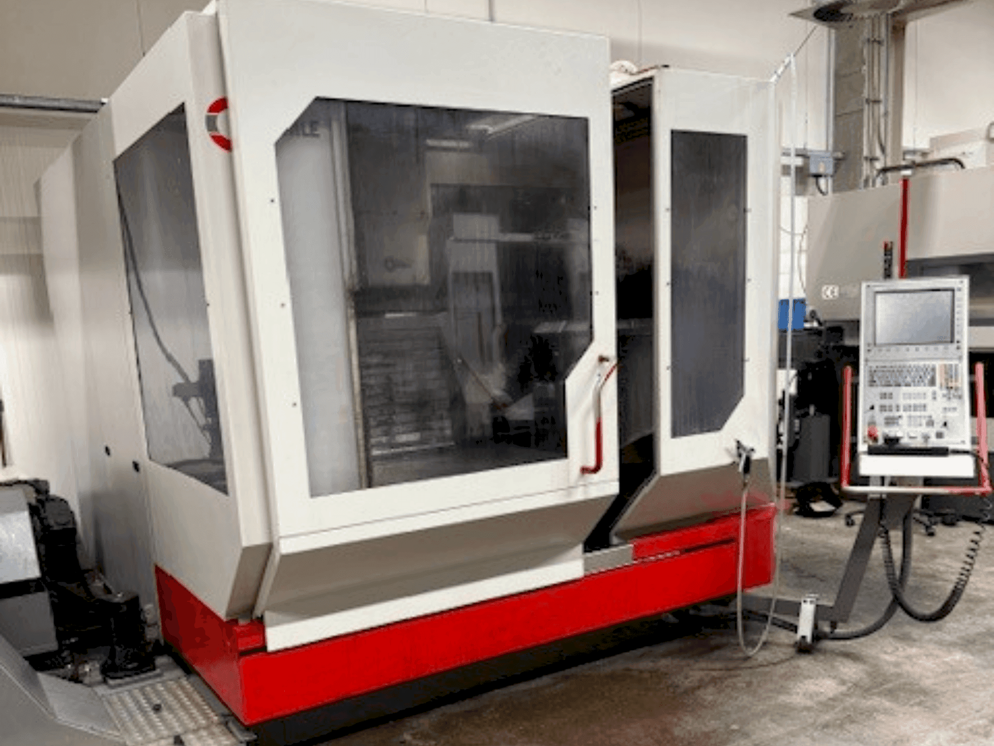 Vista frontal de la máquina HERMLE U 1130