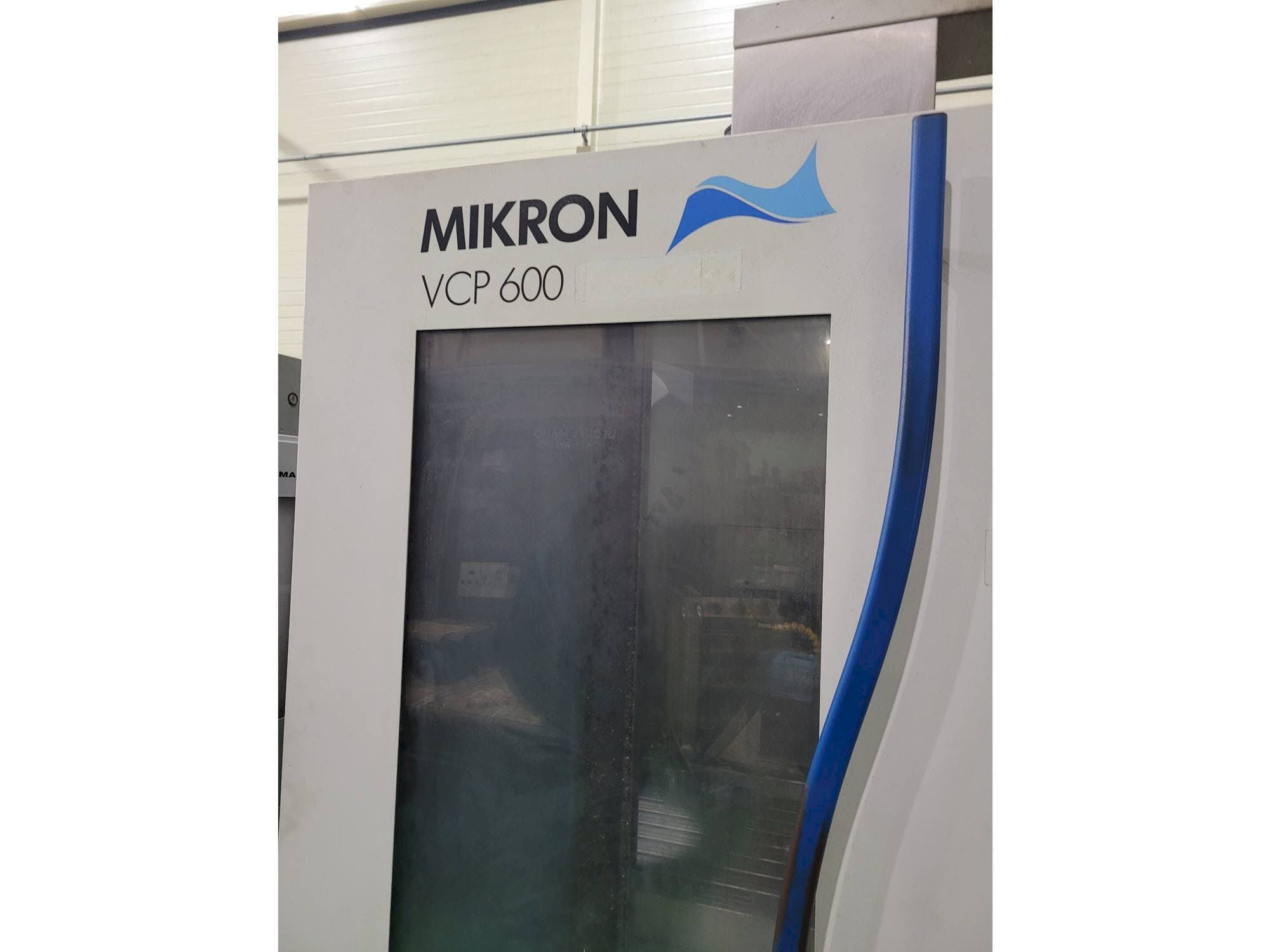 Vista frontal de la máquina MIKRON VCP 600