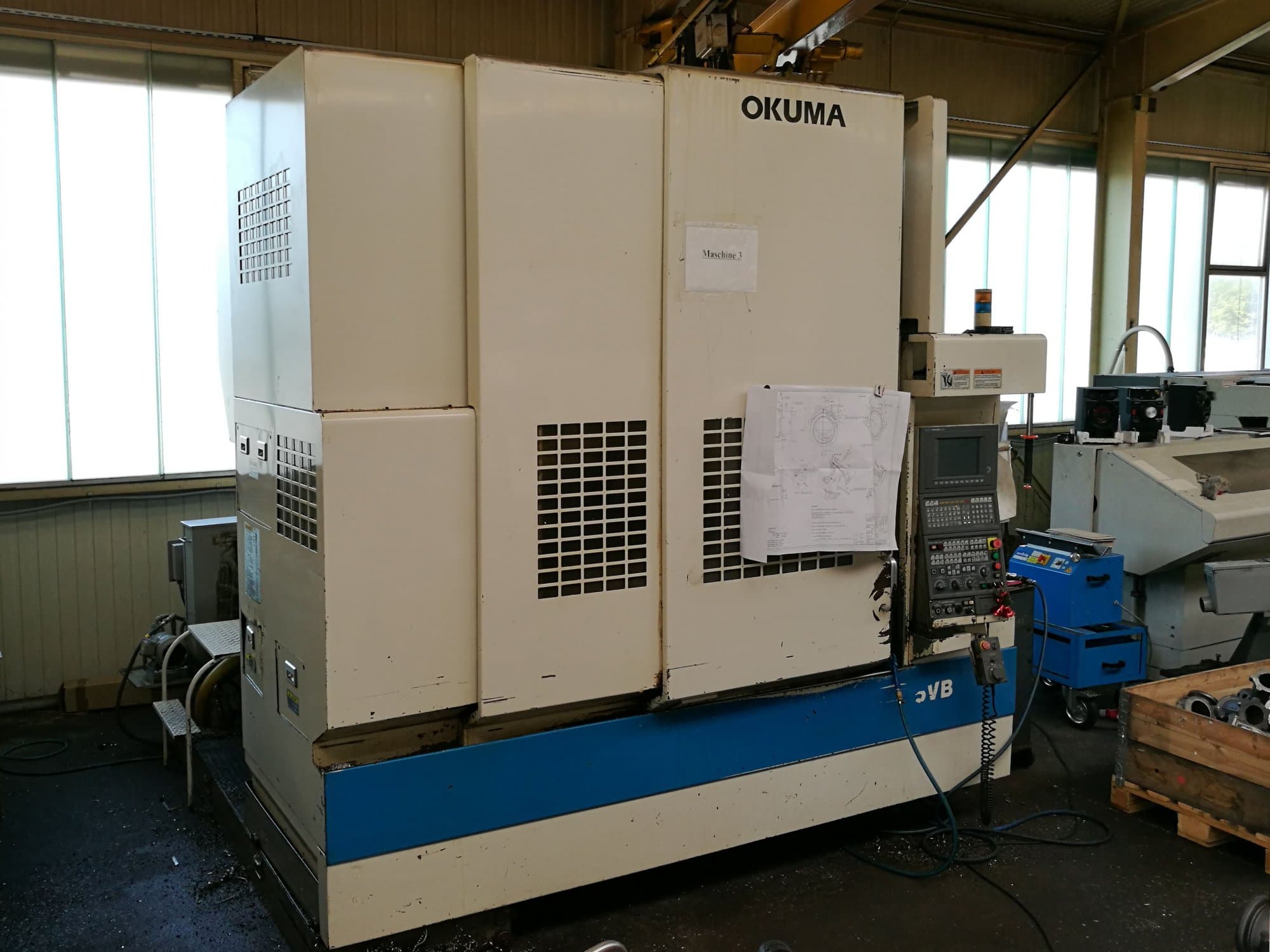 Vista frontal de la máquina Okuma MX55 VB
