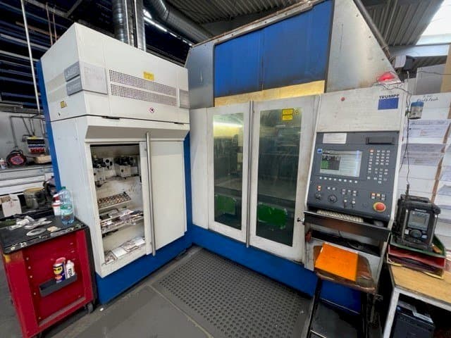 Vista frontal de la máquina Trumpf TC L 3050