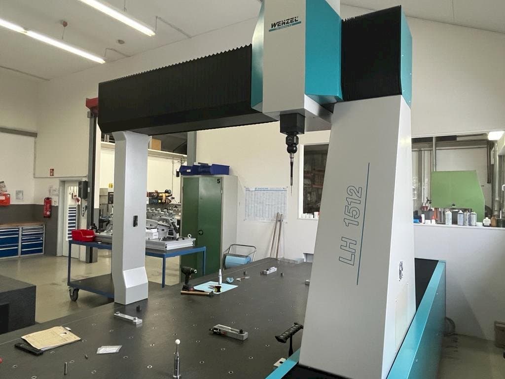 Vista frontal de la máquina Wenzel LH 1512