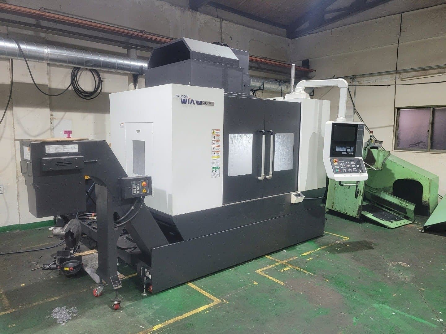 Vista frontal de la máquina Hyundai Wia F500 PLUS