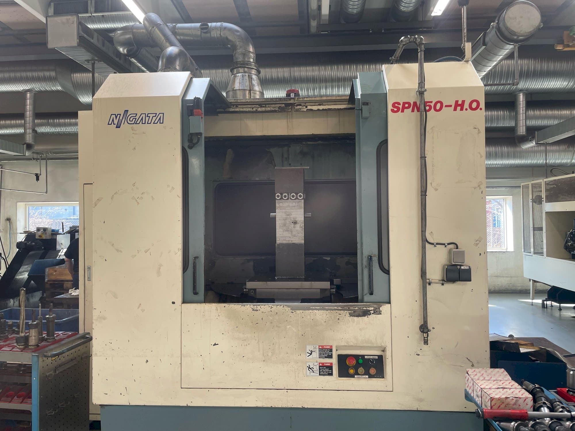 Vista frontal de la máquina Niigata SPN 50-HO